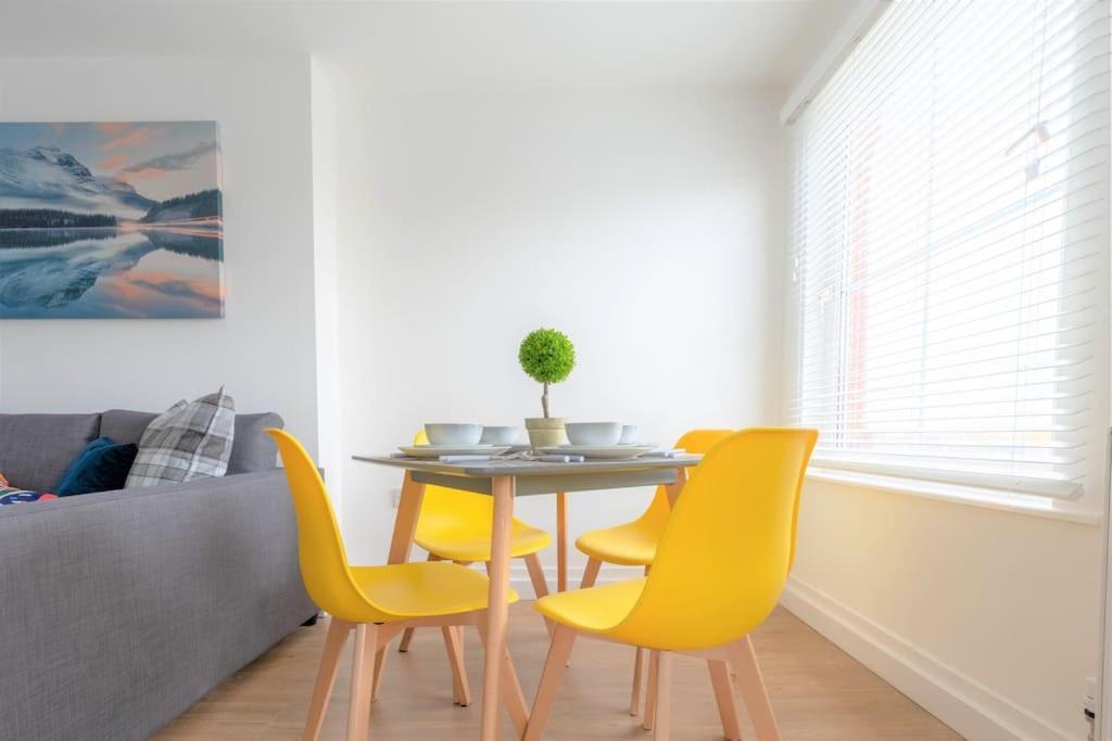 Riverside Rendezvous 1 Bedroom Near Airport And Centre Sf *