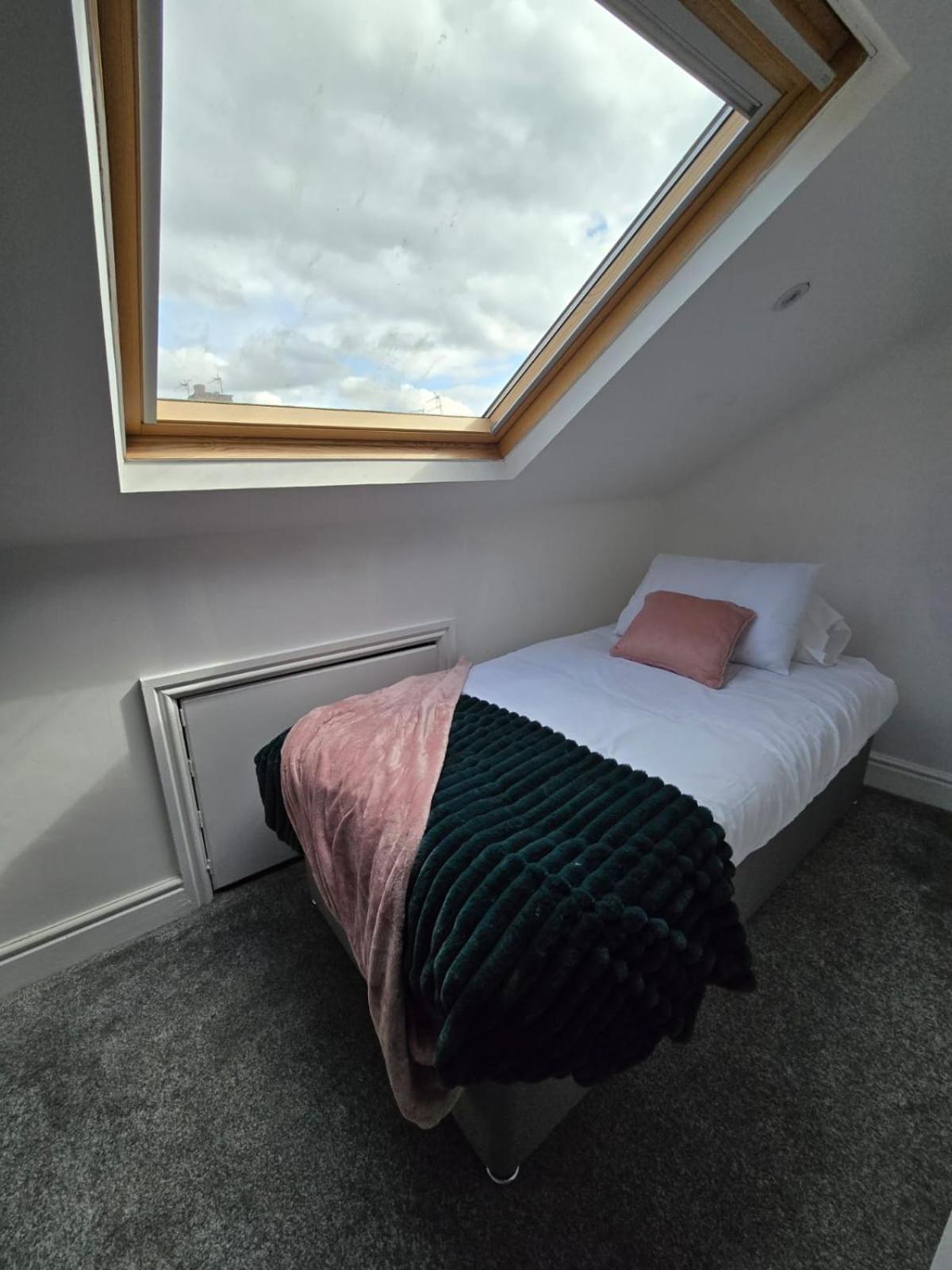 Light-filled 3-bedroom In Sleep 7 *