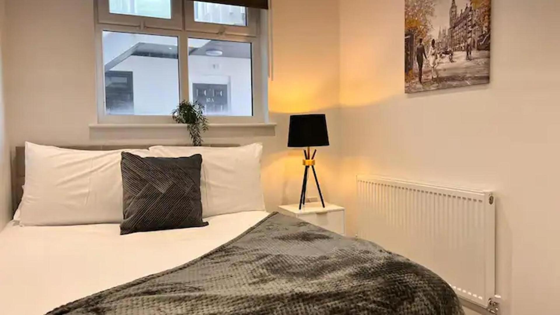 Immaculate 2-bed In Apartment *