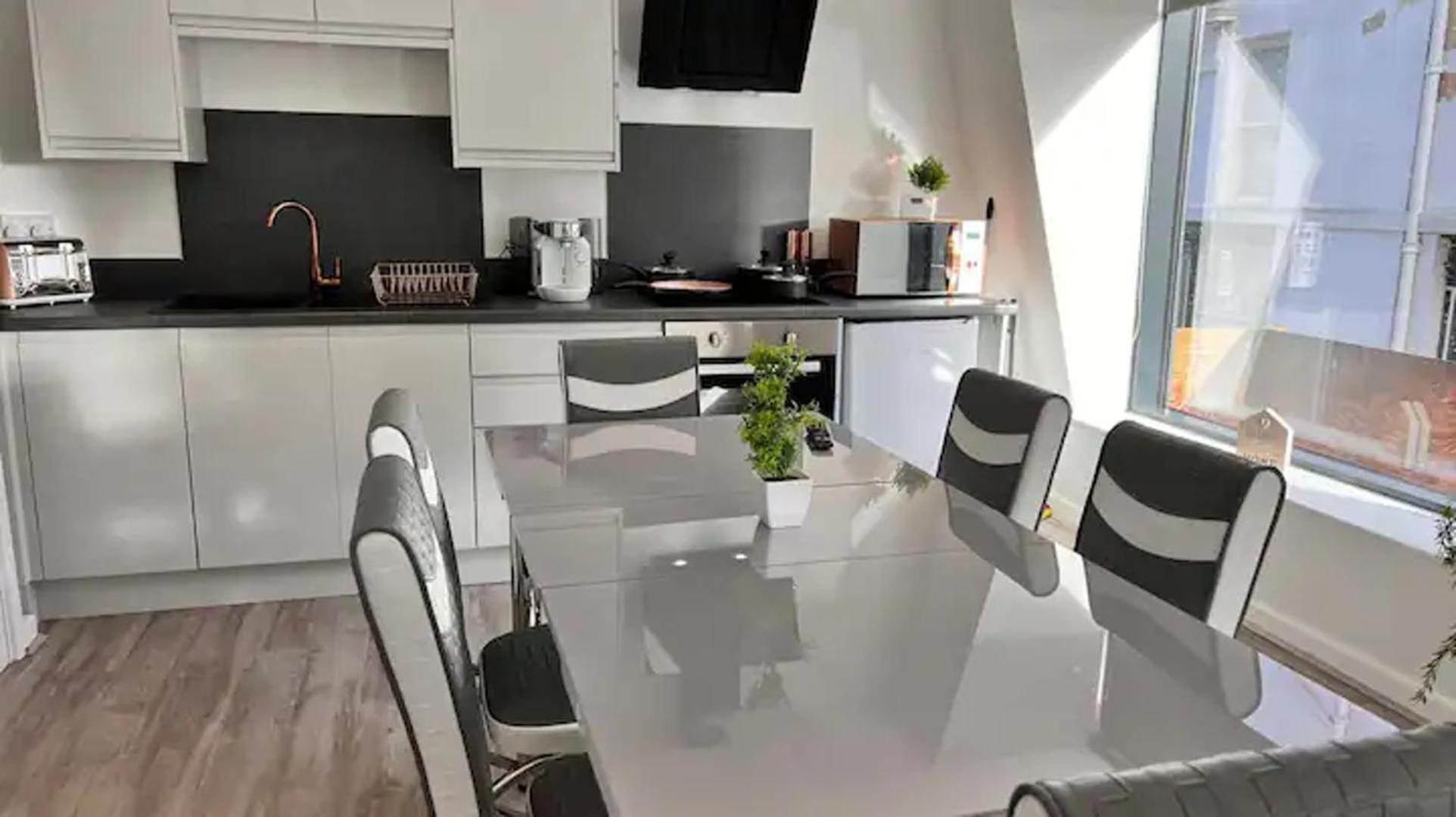 Apartment Immaculate 2-bed In *