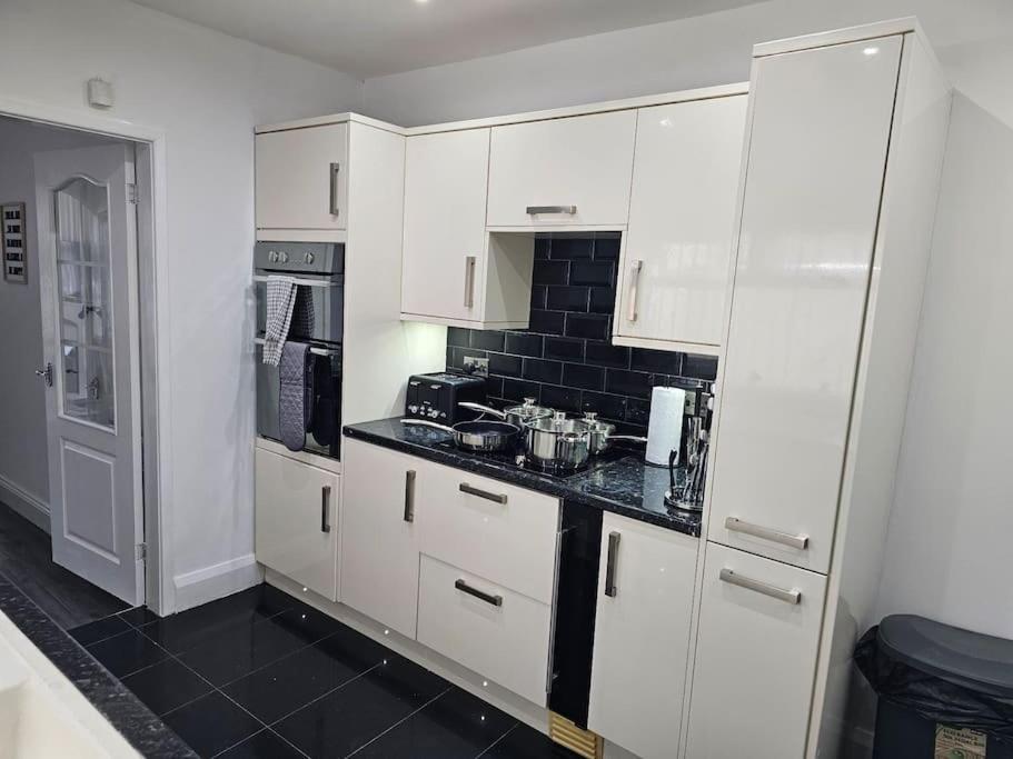 Centre - Comfy 6 Beds - Up To 30 Percent Off - Contractors Delight Apartment Liverpool