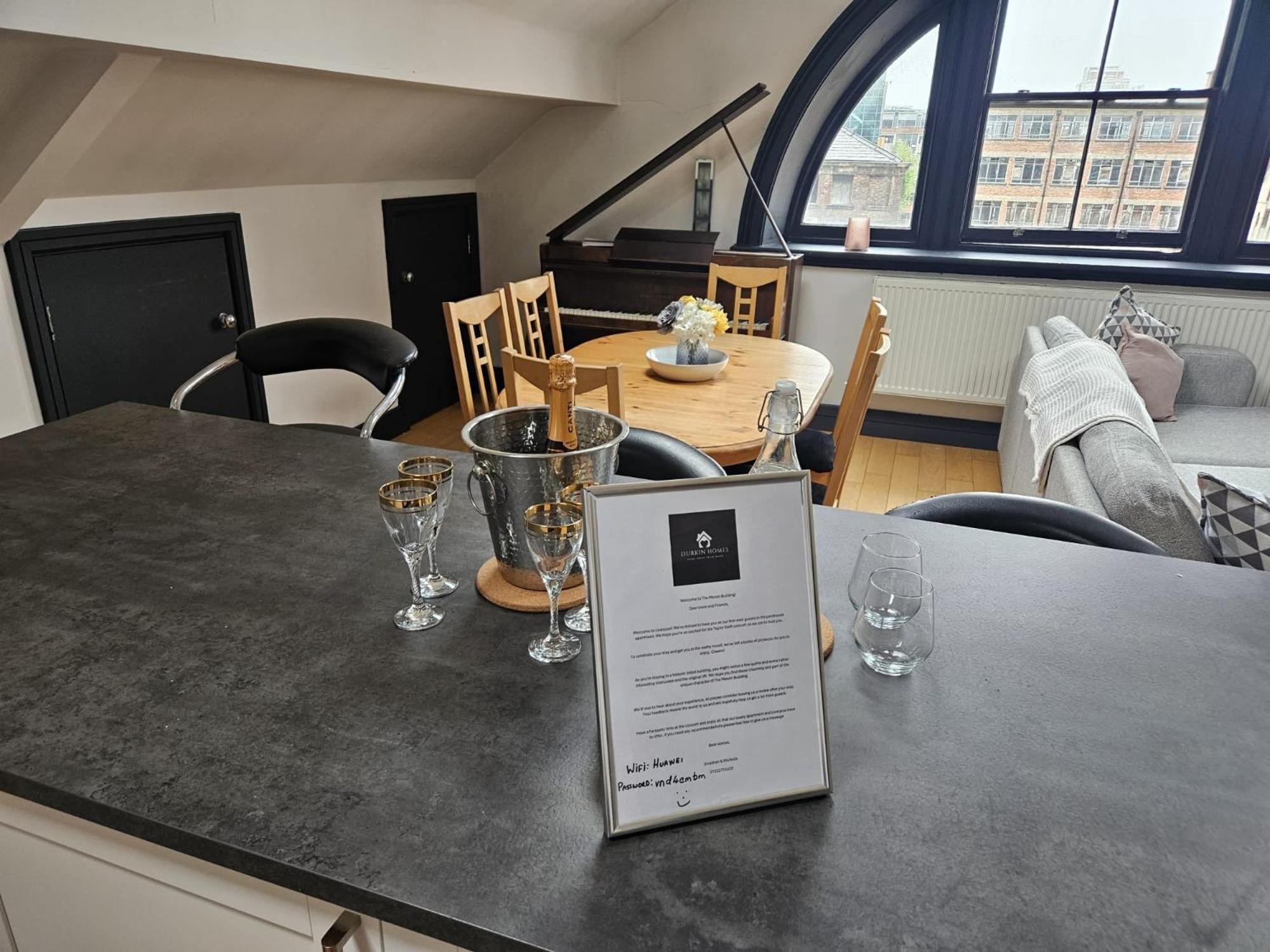 2 Bedroom Centre Penthouse Loft Apartment *