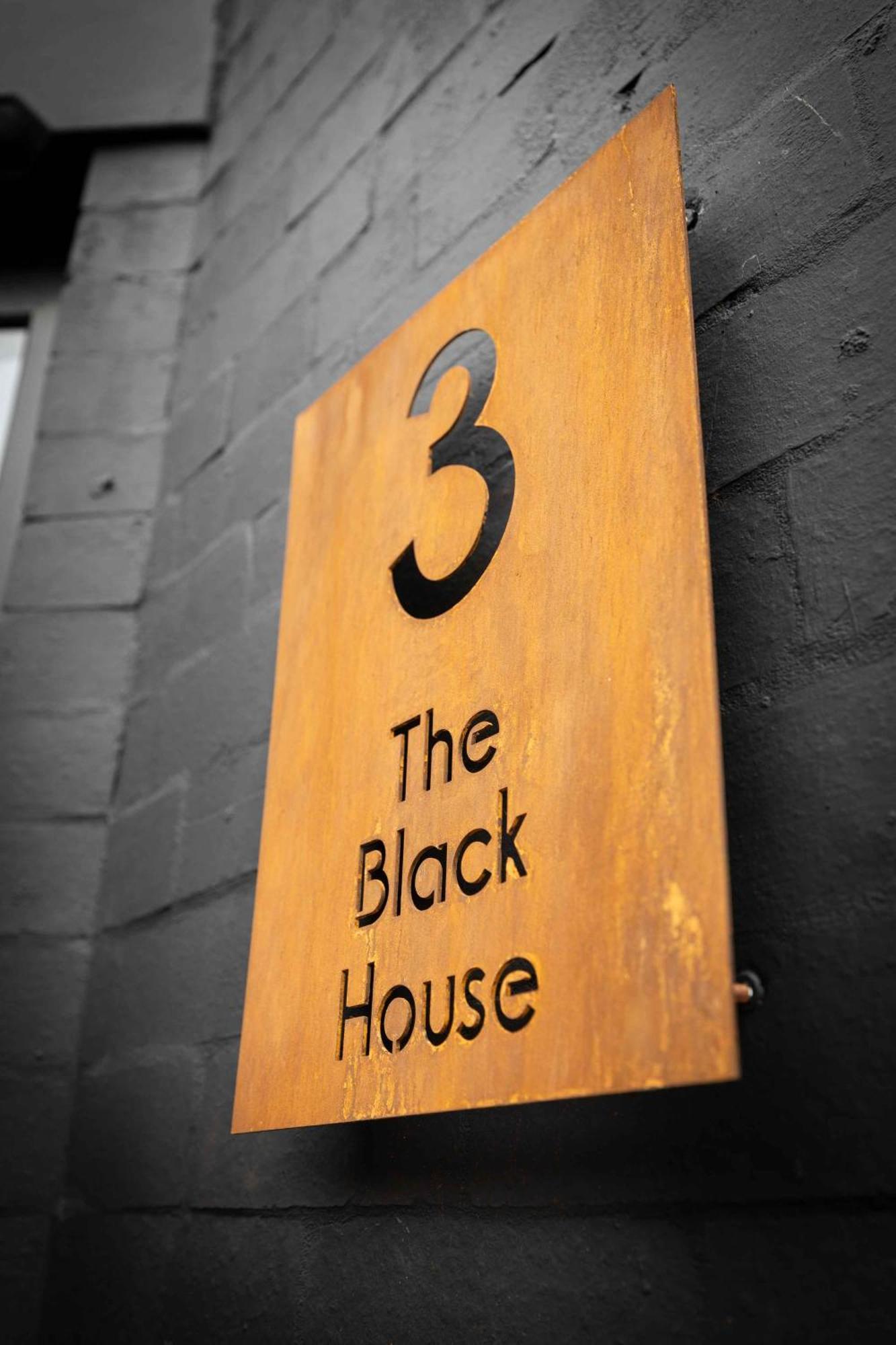 The Black House - Air Host & - 5 Bedrooms Holiday home *