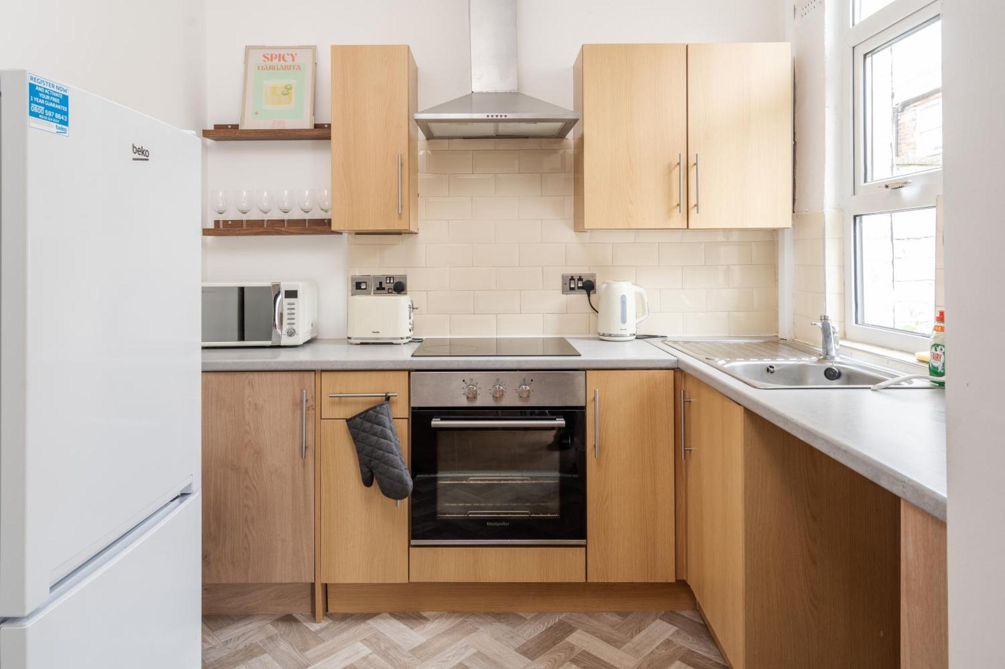 Beautiful Away From - 3 Bedrooms - 6 Beds - Sleeps 7 - Free Parking Holiday home *