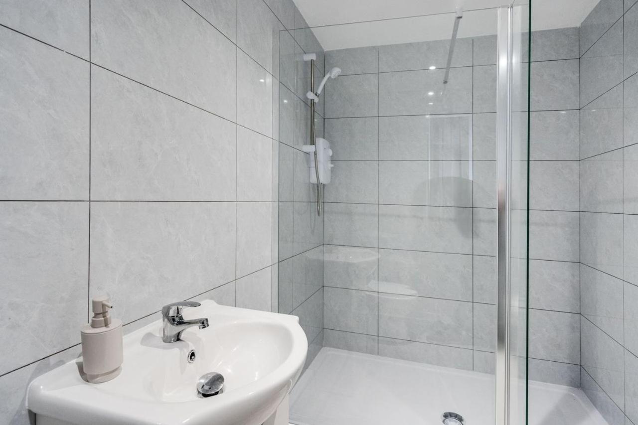 Supersized 5 Bedroom Ensuite Free Parking By Hinkley Homes Apartment Liverpool