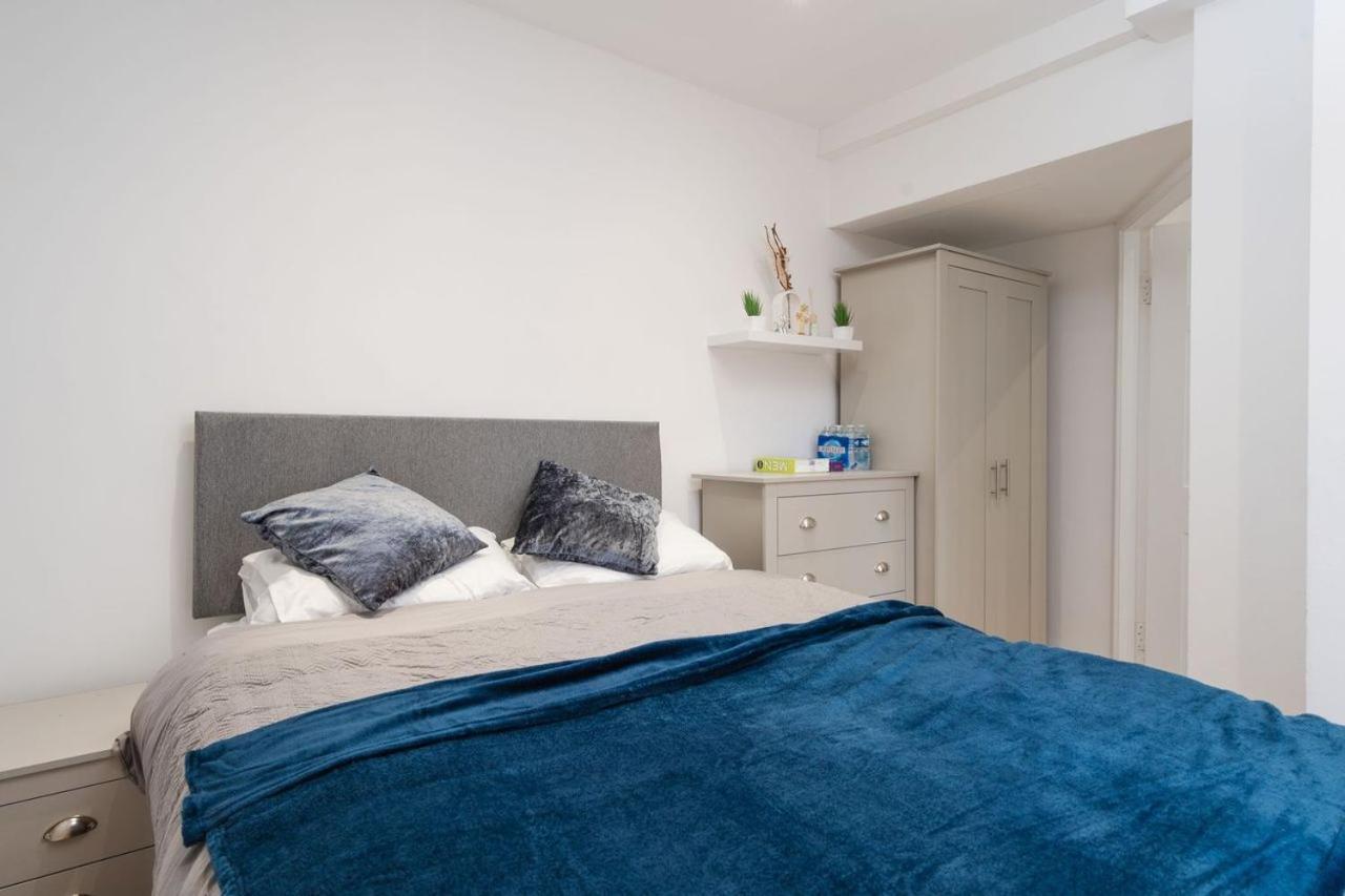 Supersized 5 Bedroom Ensuite Free Parking By Hinkley Homes *