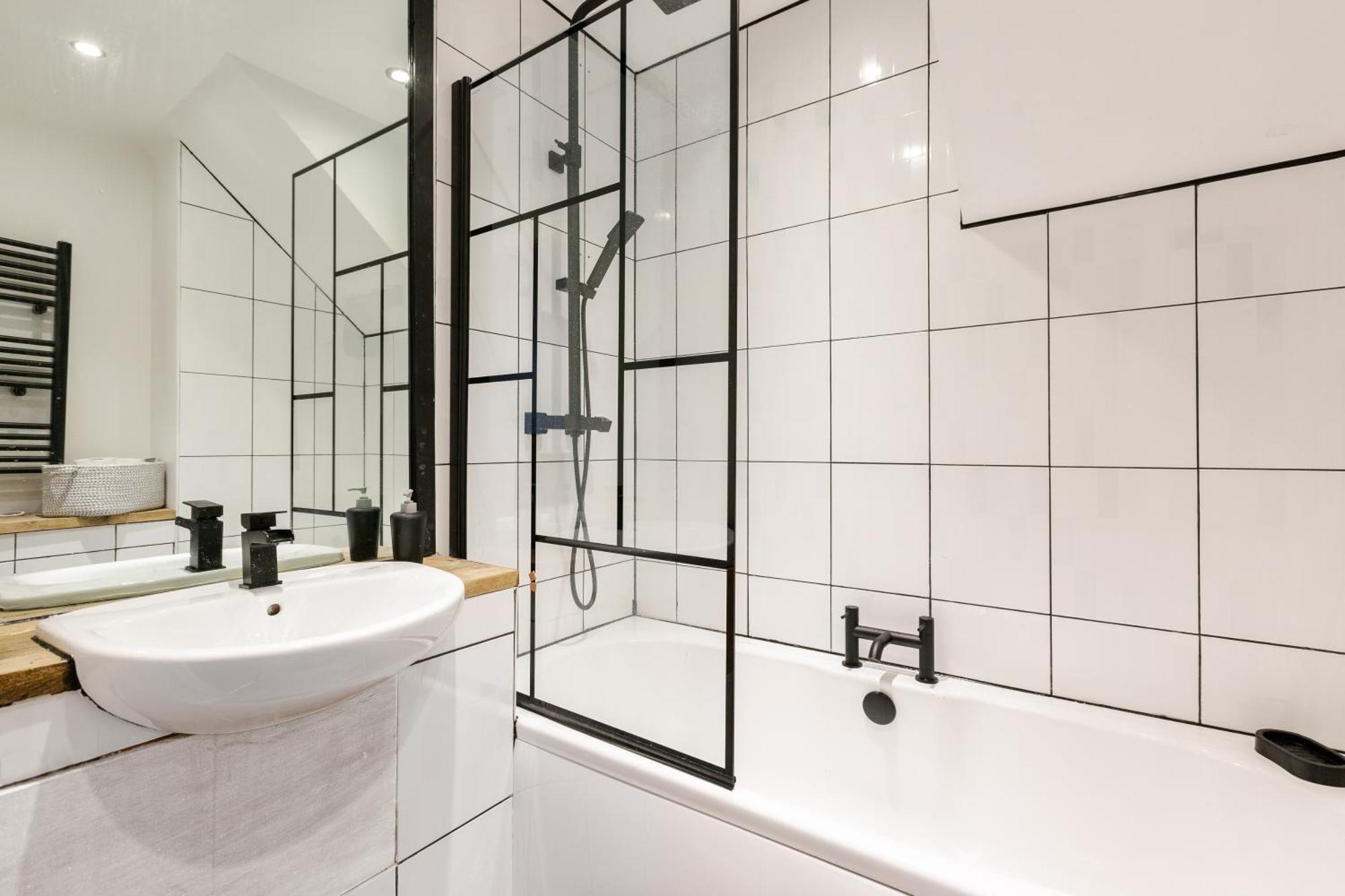 Orange - Chic 2-storey Apartment, Sleeps 6