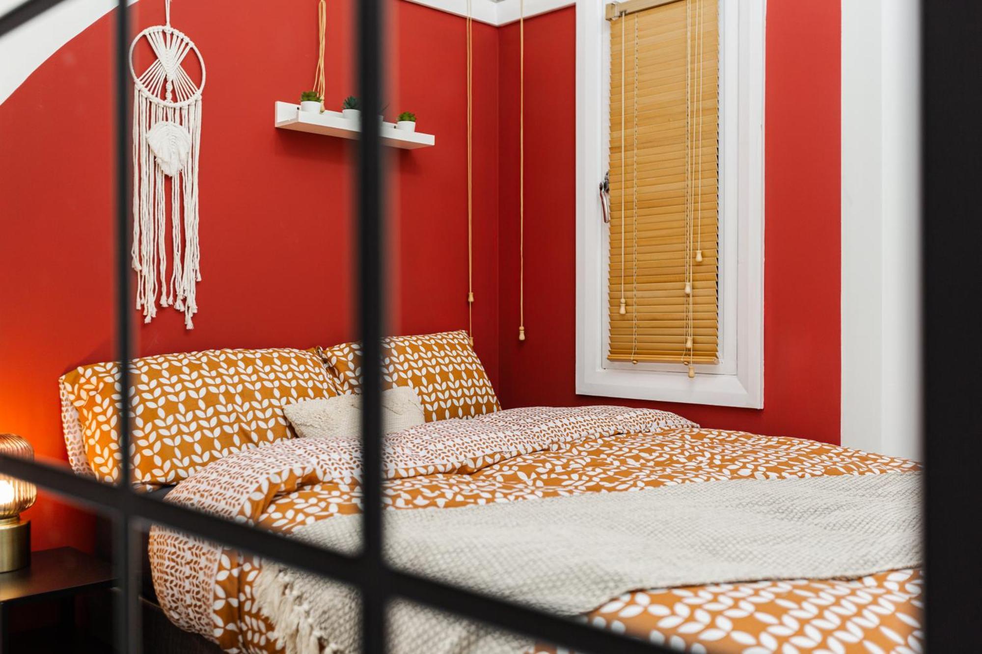 Orange - Chic 2-storey Apartment, Sleeps 6 *