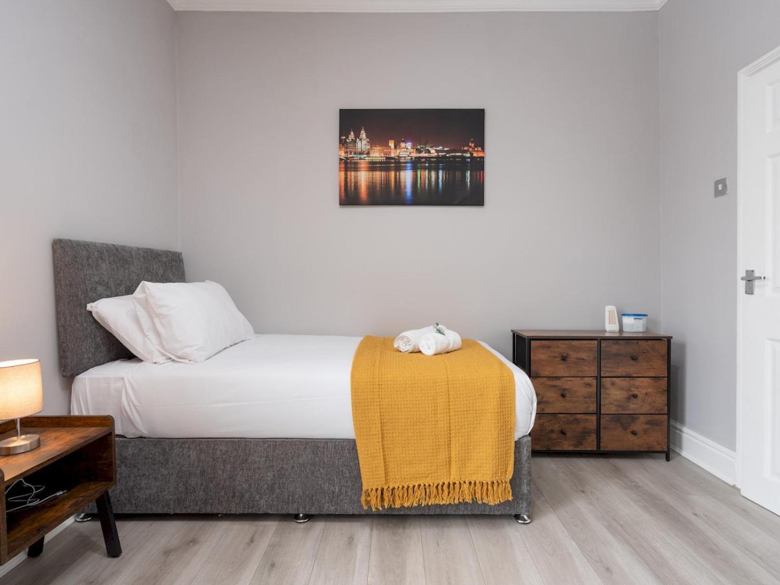 Holiday home Pass The Keys Ruiskin St - Kirkdale Terrace Sleeps 5 Parking