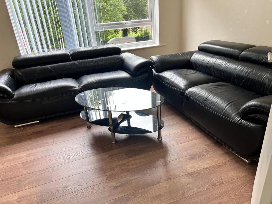 Spacious 2 Bed - Free Parking *