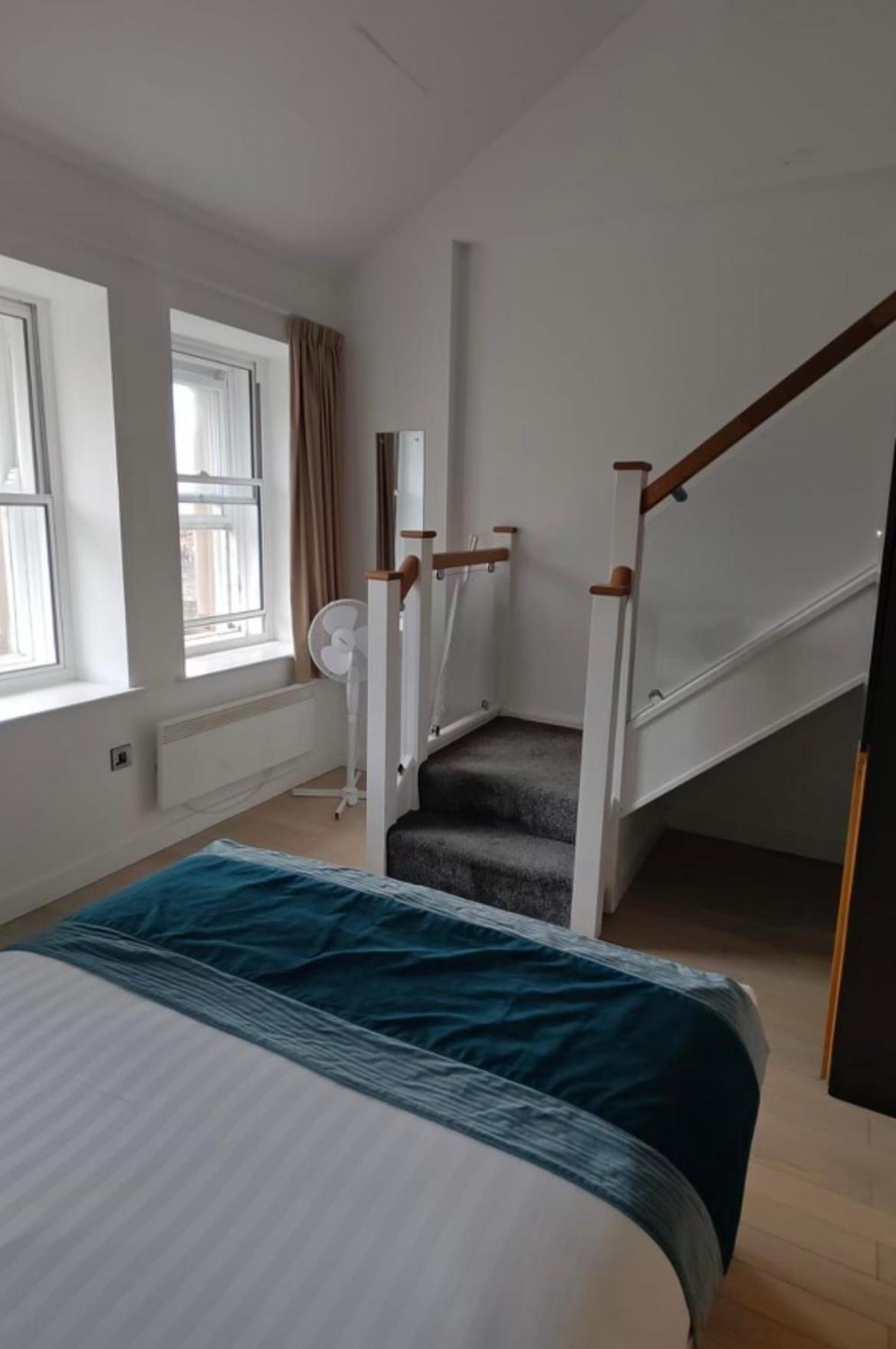 Victoria Street Sleeps 2 Apartment