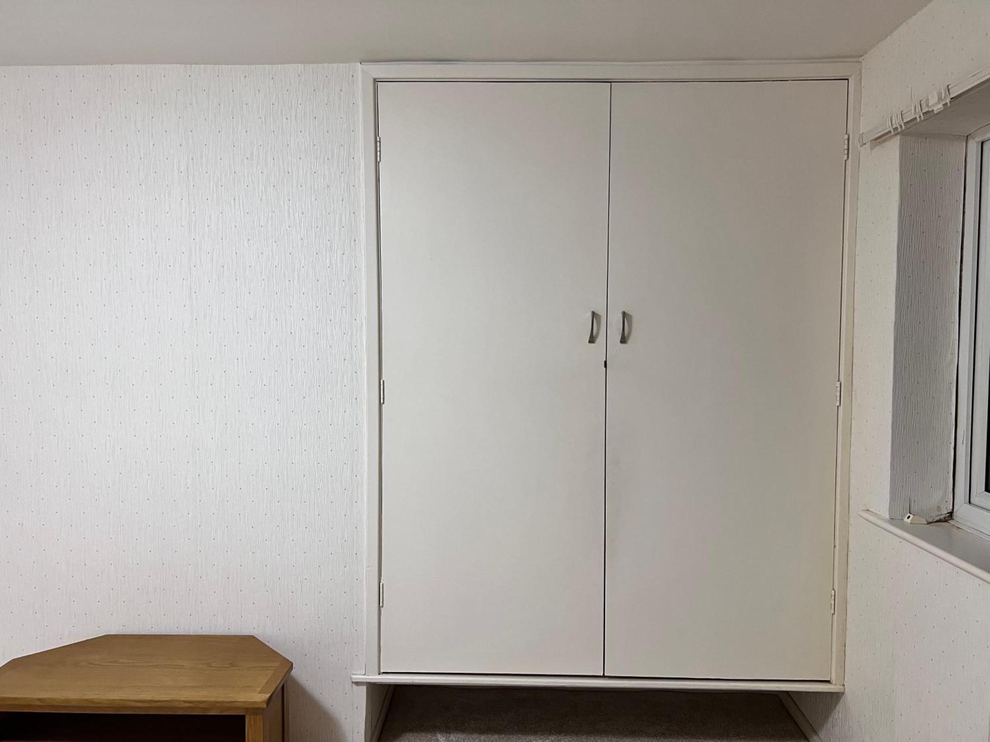 Spacious 2 Bed - Free Parking Apartment