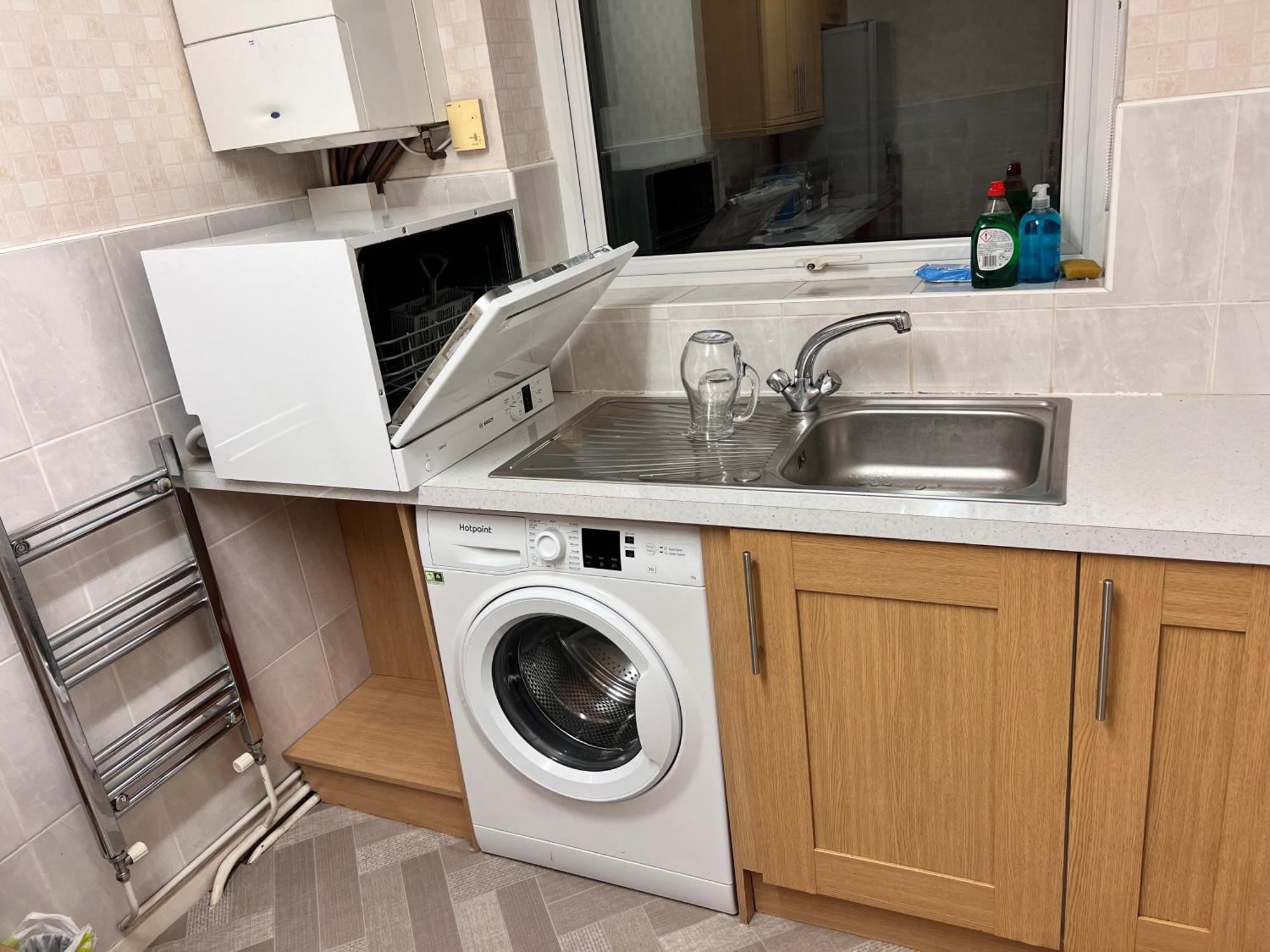 Spacious 2 Bed - Free Parking Apartment