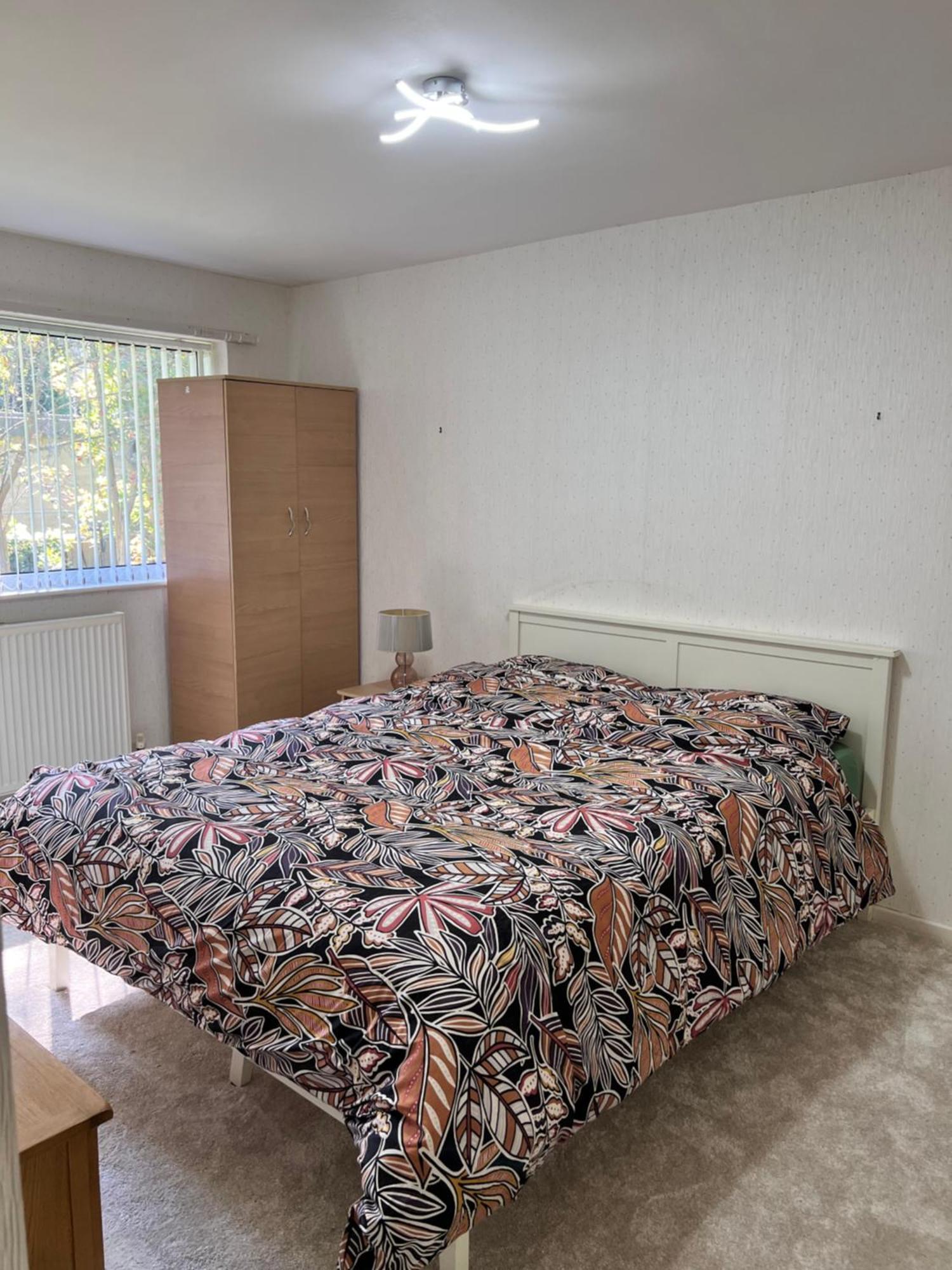 Spacious 2 Bed - Free Parking *