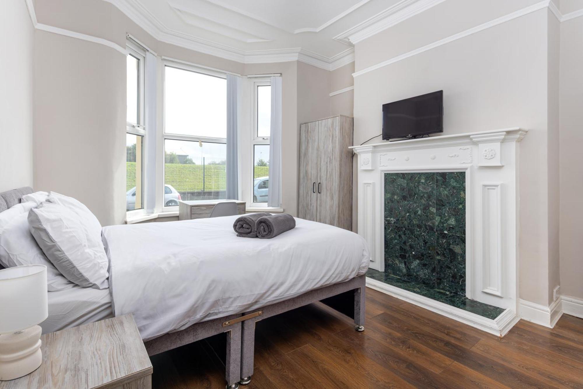 7 Bedroom House - Sleeps 14 - Close To Centre - Free Parking, Smart Tvs In Every Bedroom, Fast Wifi And Self Check-in By Yoko Holiday home *