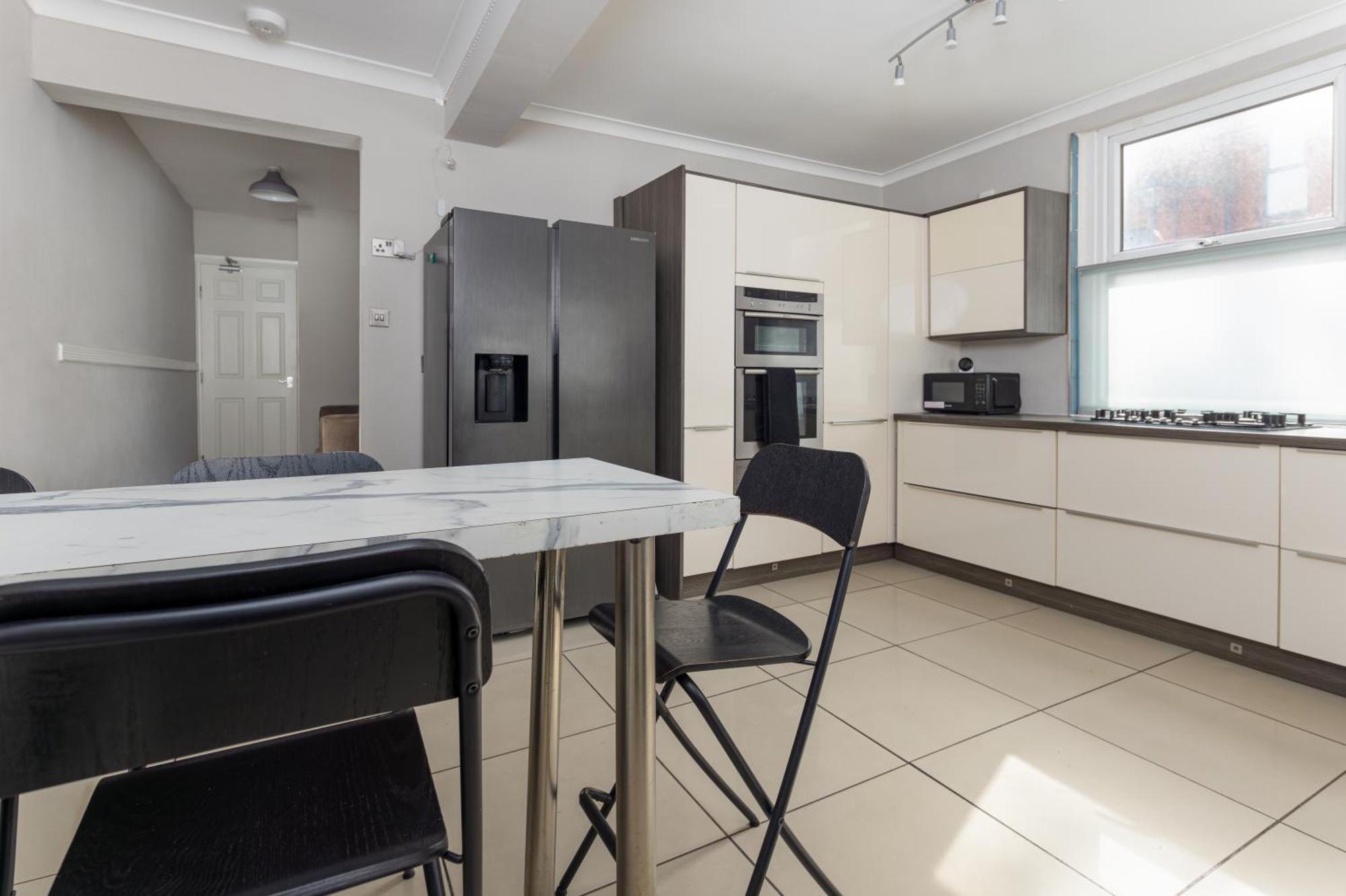 Holiday home 7 Bedroom House - Sleeps 14 - Close To Centre - Free Parking, Smart Tvs In Every Bedroom, Fast Wifi And Self Check-in By Yoko