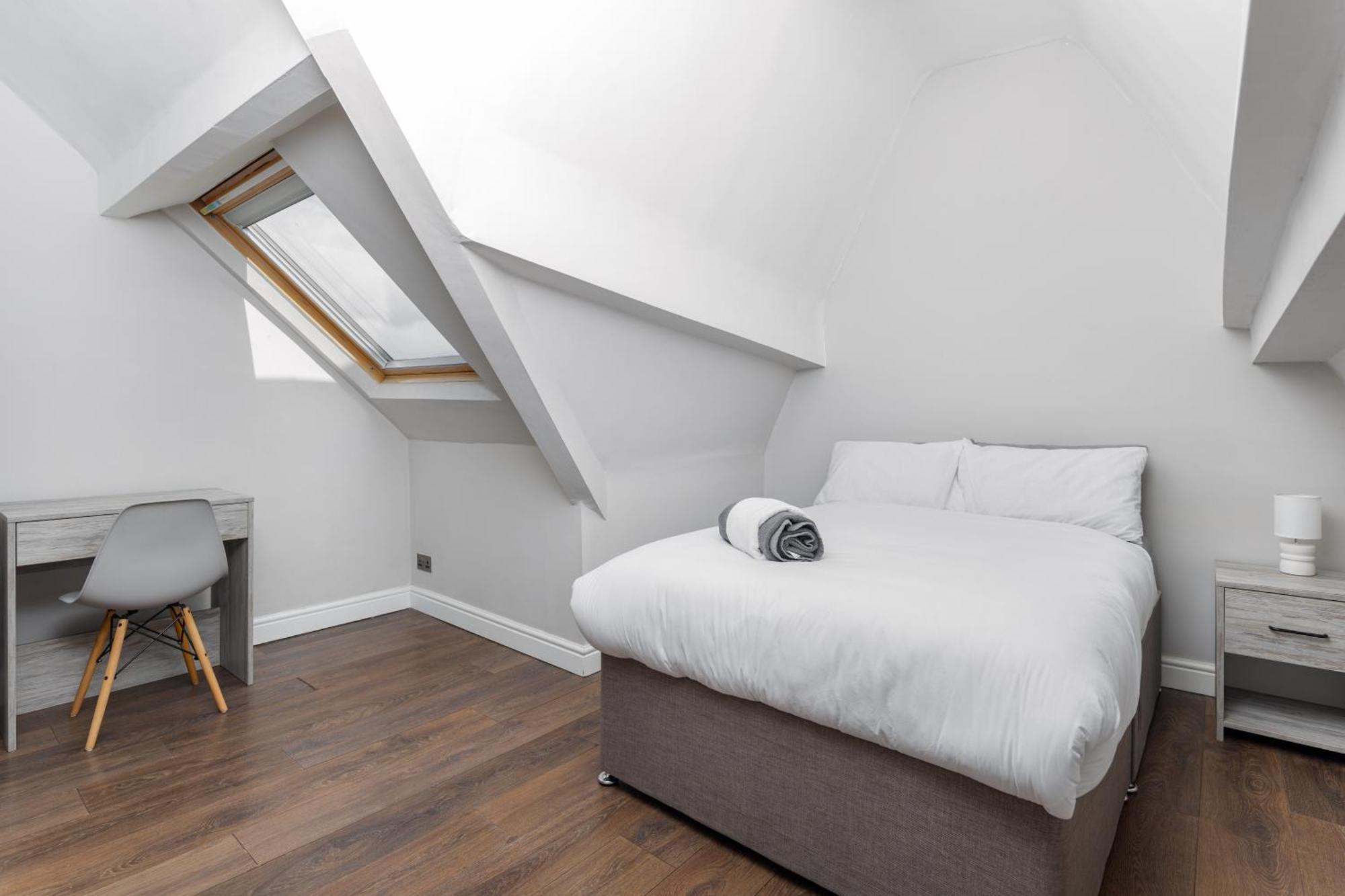 7 Bedroom House - Sleeps 14 - Close To Centre - Free Parking, Smart Tvs In Every Bedroom, Fast Wifi And Self Check-in By Yoko Holiday home