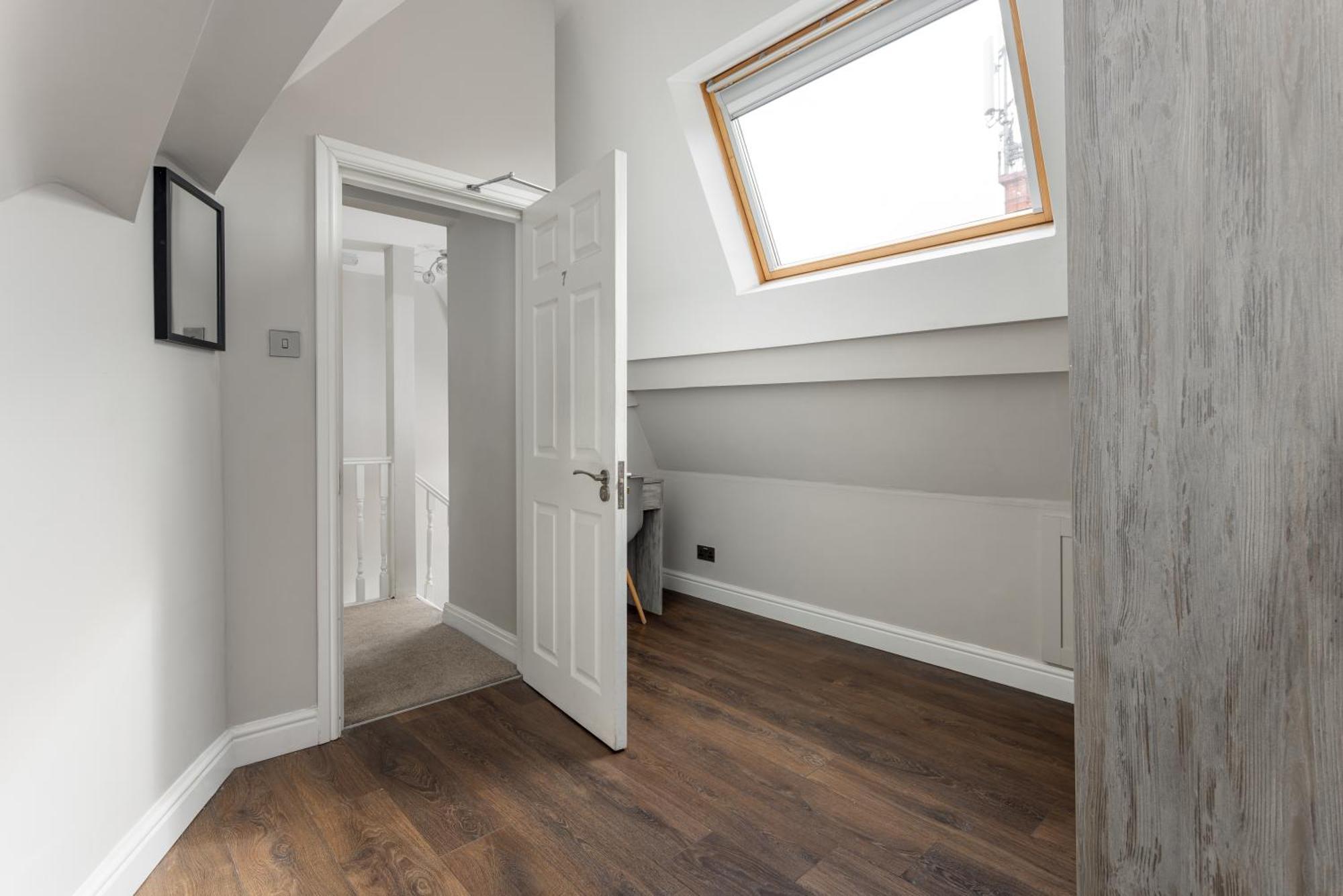 7 Bedroom House - Sleeps 14 - Close To Centre - Free Parking, Smart Tvs In Every Bedroom, Fast Wifi And Self Check-in By Yoko Holiday home *