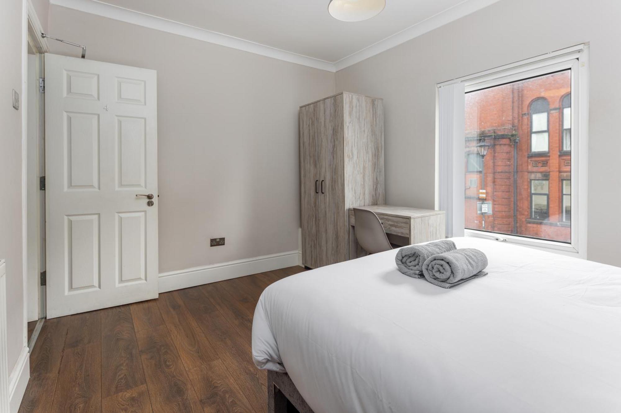 Holiday home 7 Bedroom House - Sleeps 14 - Close To Centre - Free Parking, Smart Tvs In Every Bedroom, Fast Wifi And Self Check-in By Yoko *