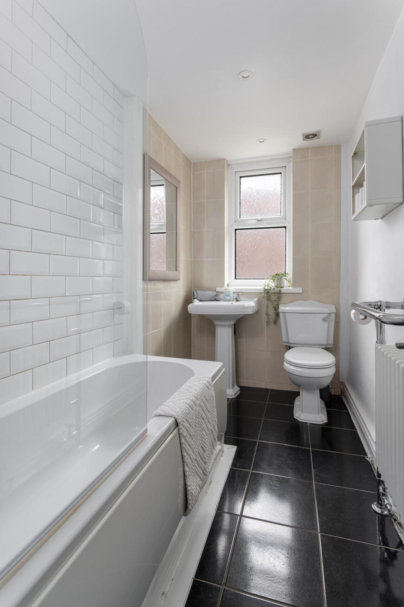 7 Bedroom House - Sleeps 14 - Close To Centre - Free Parking, Smart Tvs In Every Bedroom, Fast Wifi And Self Check-in By Yoko Holiday home Liverpool