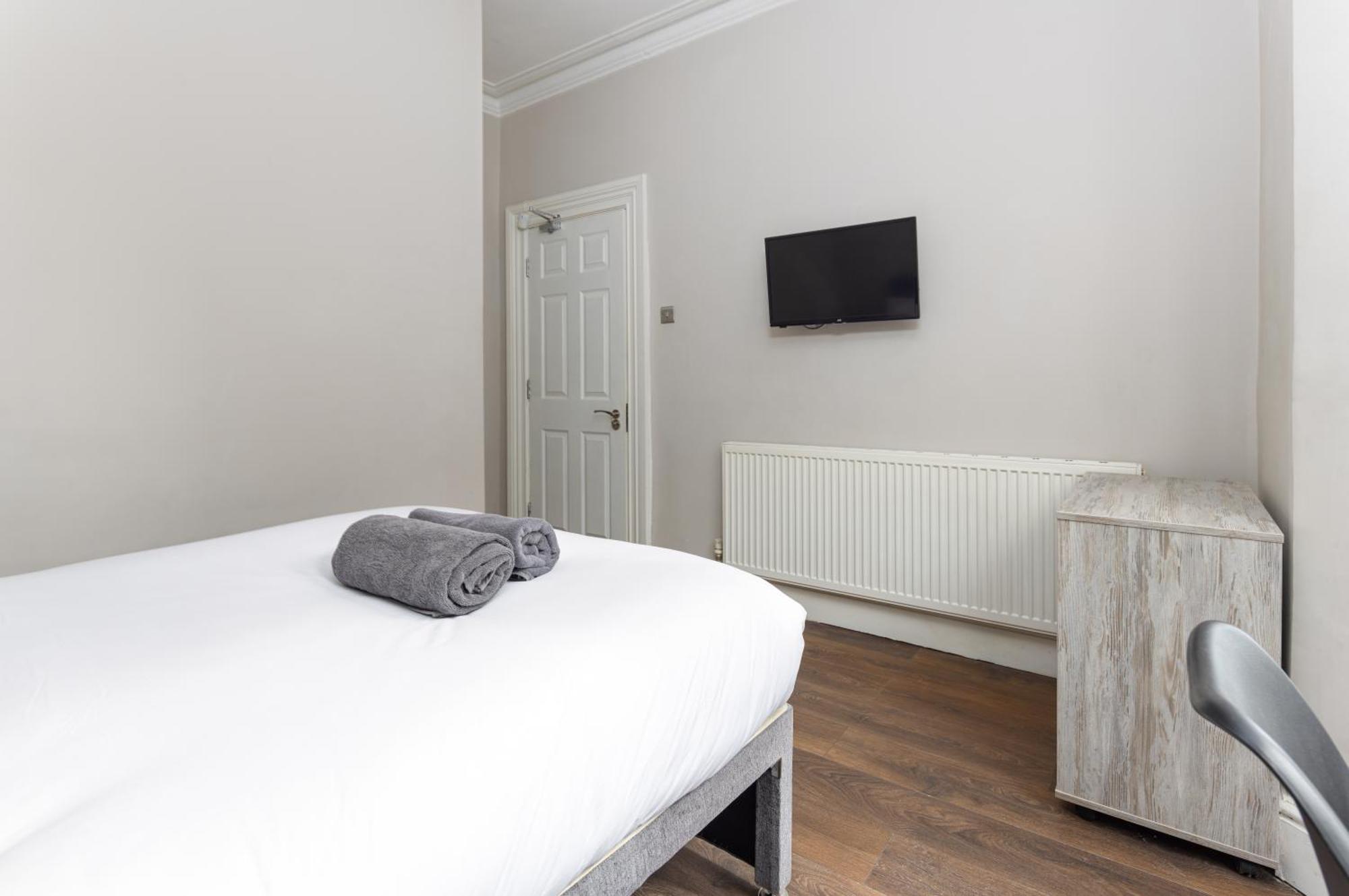 7 Bedroom House - Sleeps 14 - Close To Centre - Free Parking, Smart Tvs In Every Bedroom, Fast Wifi And Self Check-in By Yoko *