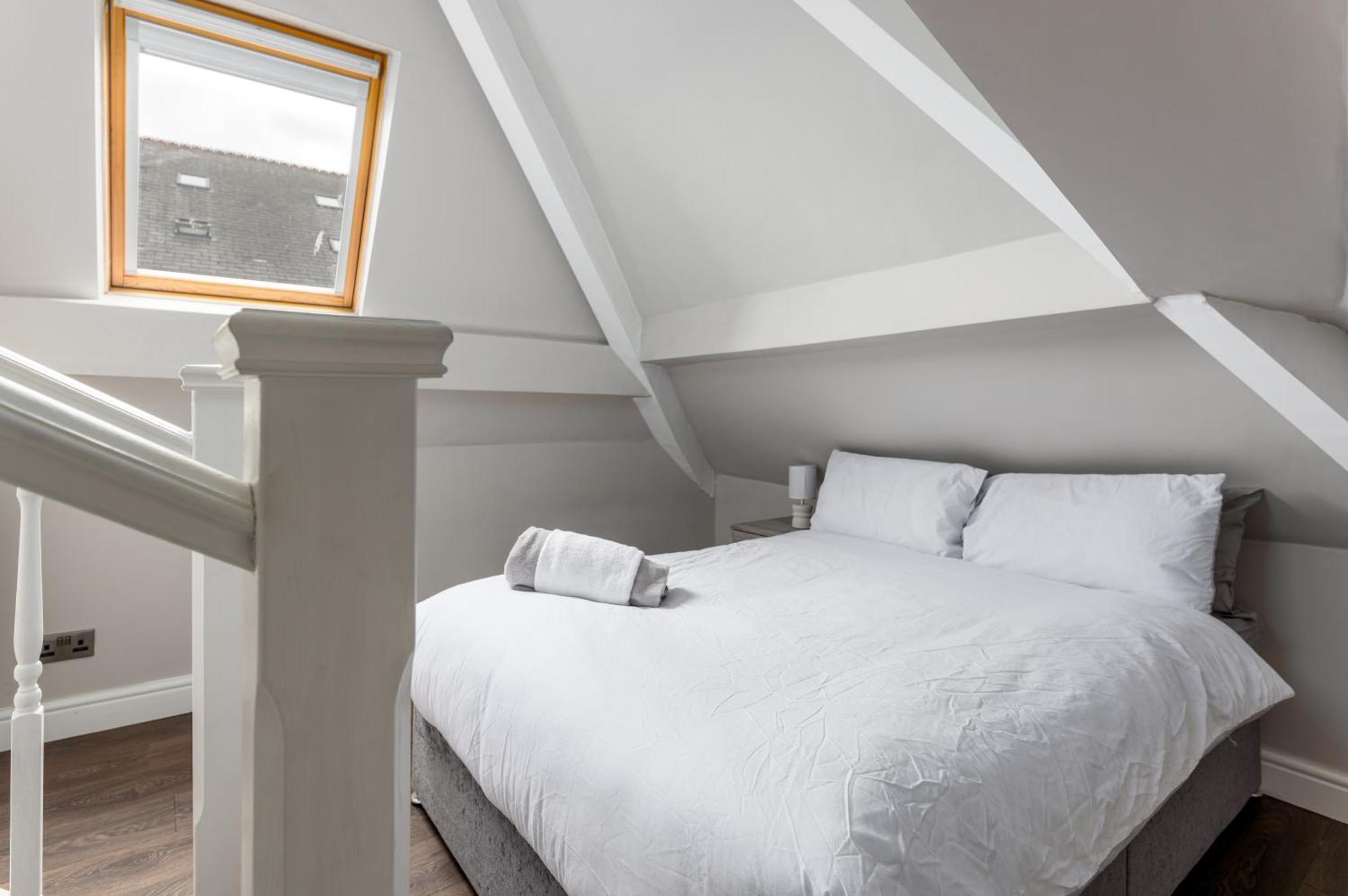 Holiday home 7 Bedroom House - Sleeps 14 - Close To Centre - Free Parking, Smart Tvs In Every Bedroom, Fast Wifi And Self Check-in By Yoko Liverpool