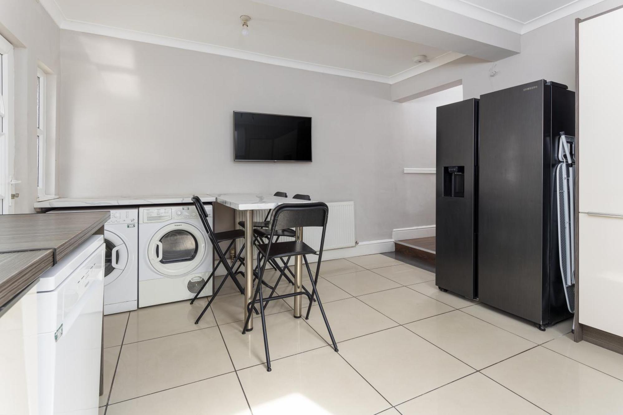7 Bedroom House - Sleeps 14 - Close To Centre - Free Parking, Smart Tvs In Every Bedroom, Fast Wifi And Self Check-in By Yoko Liverpool