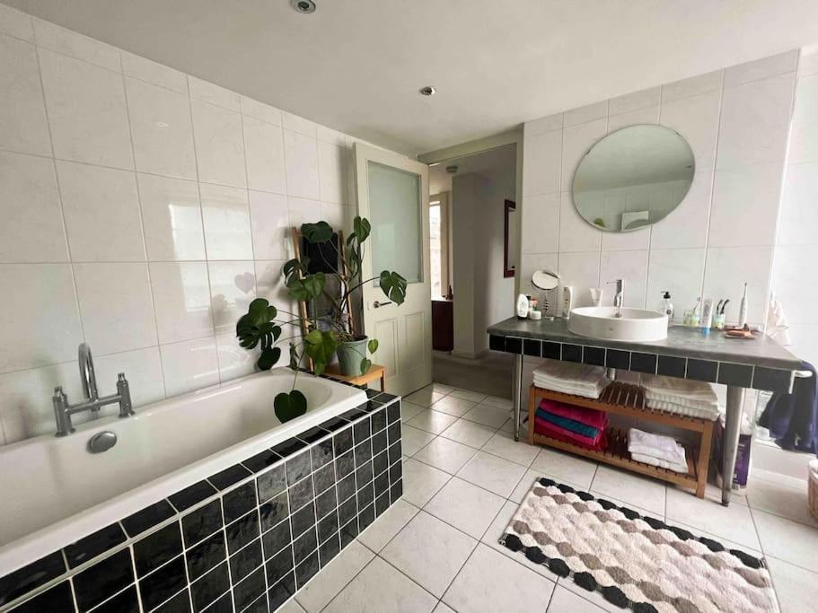 Holiday home 3bed Listed Beauty Near Popular Lark Lane!