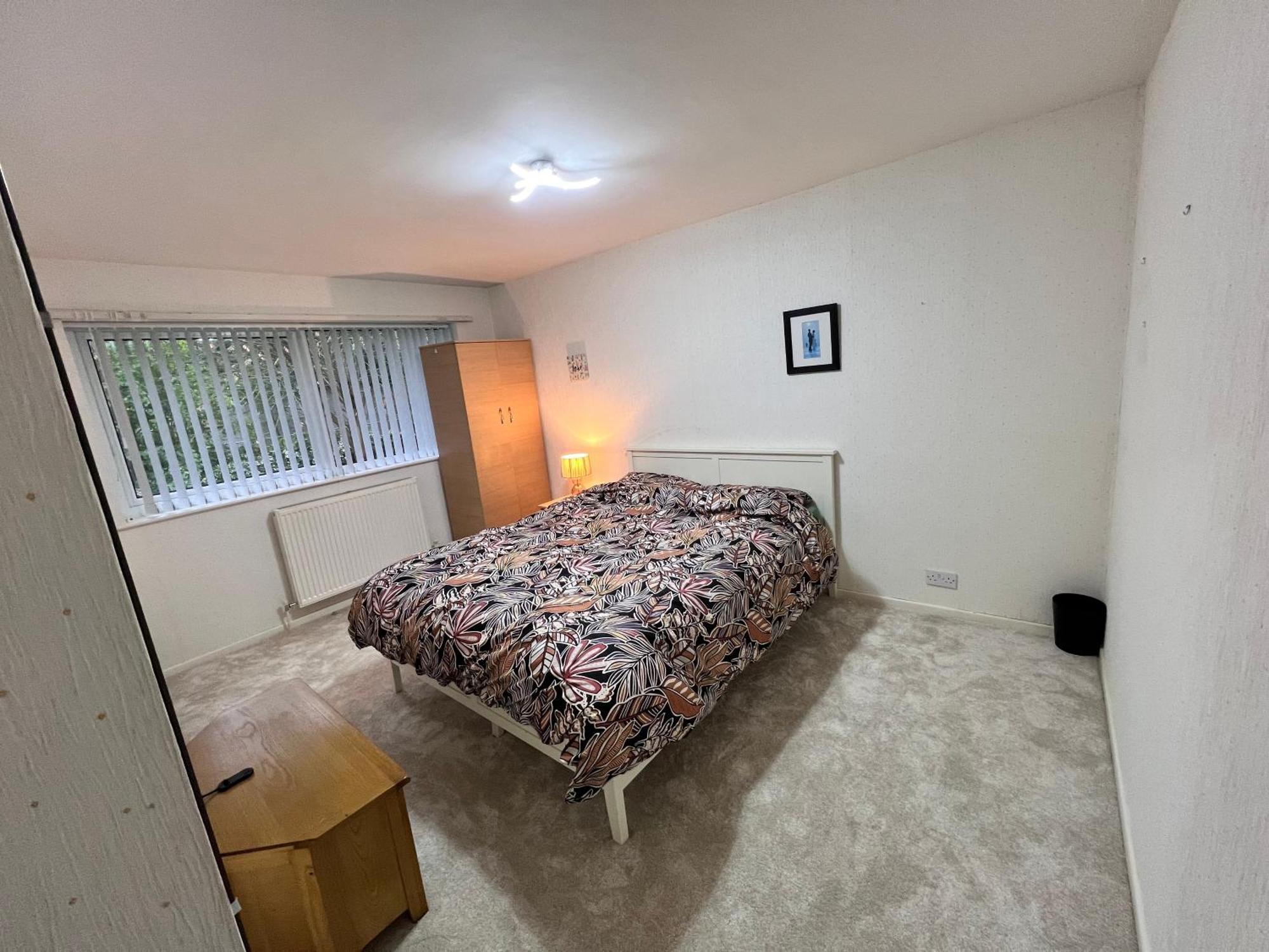 Spacious 2 Bed - Free Parking Apartment
