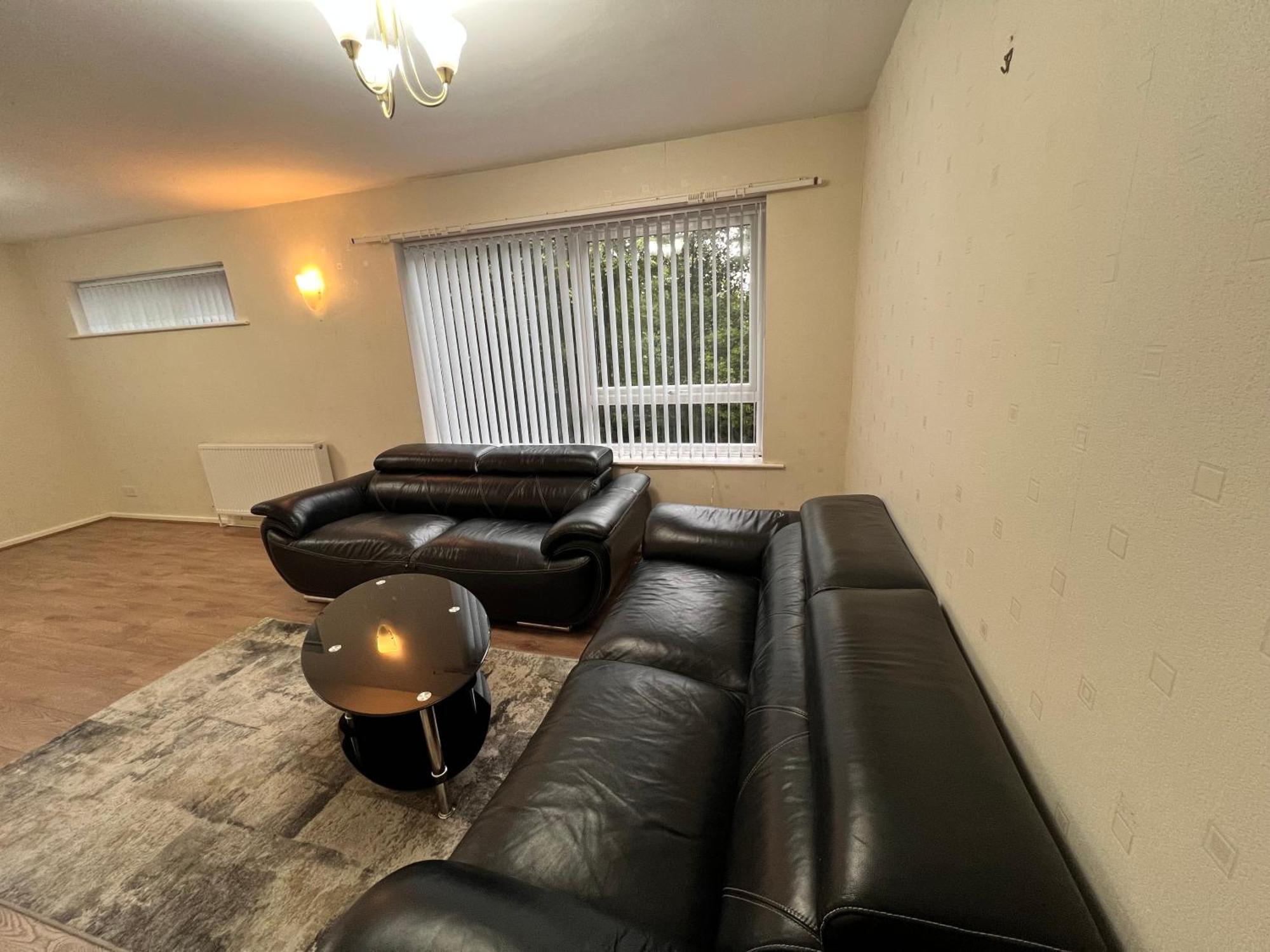 Spacious 2 Bed - Free Parking