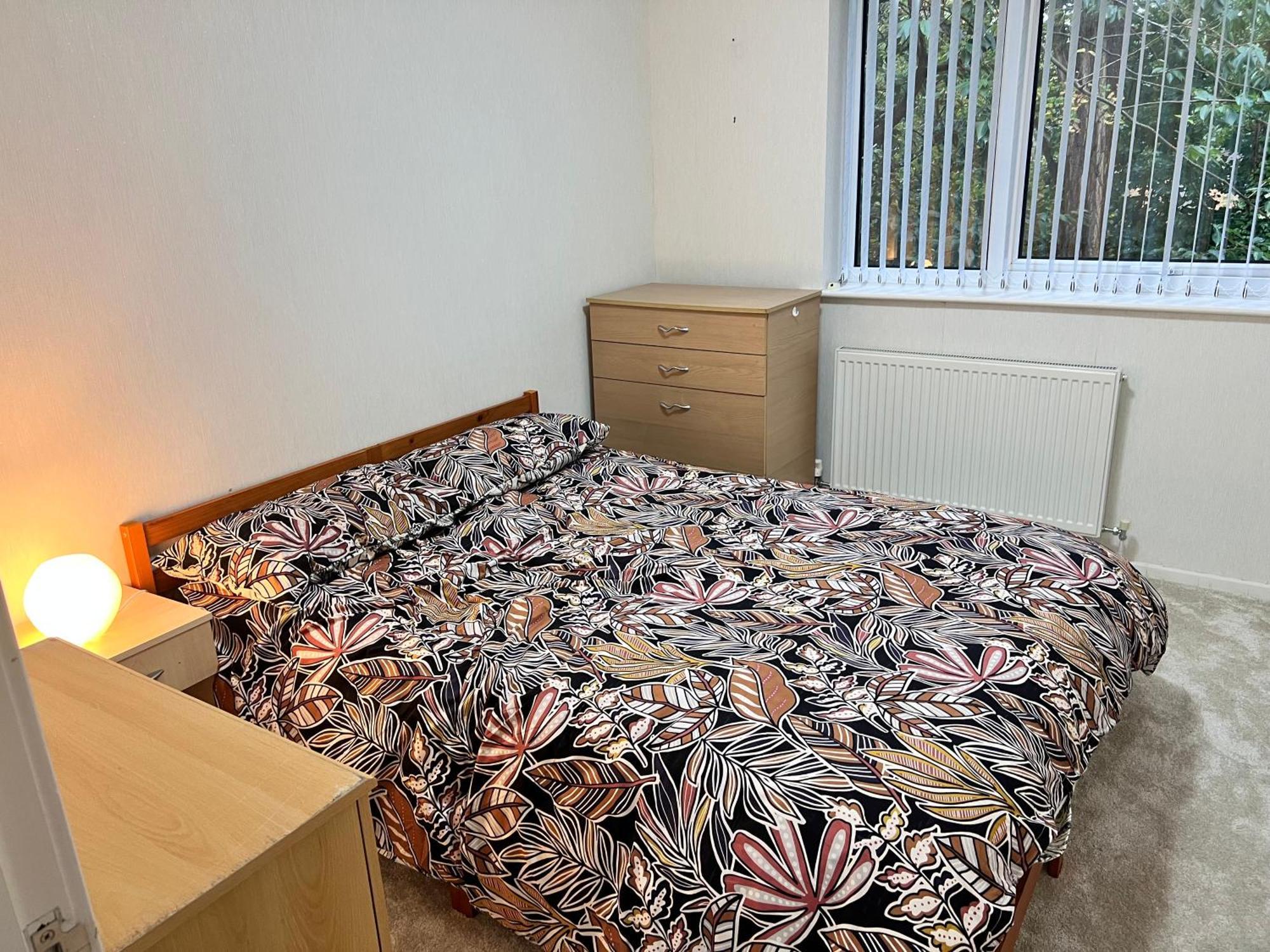 Spacious 2 Bed - Free Parking *