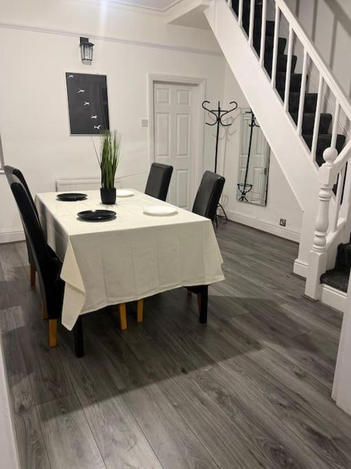 Modern 3 Bedroom House, Fast 5g Wi-fi, Anfield Holiday home *
