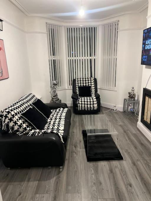Modern 3 Bedroom House, Fast 5g Wi-fi, Anfield Holiday home Liverpool