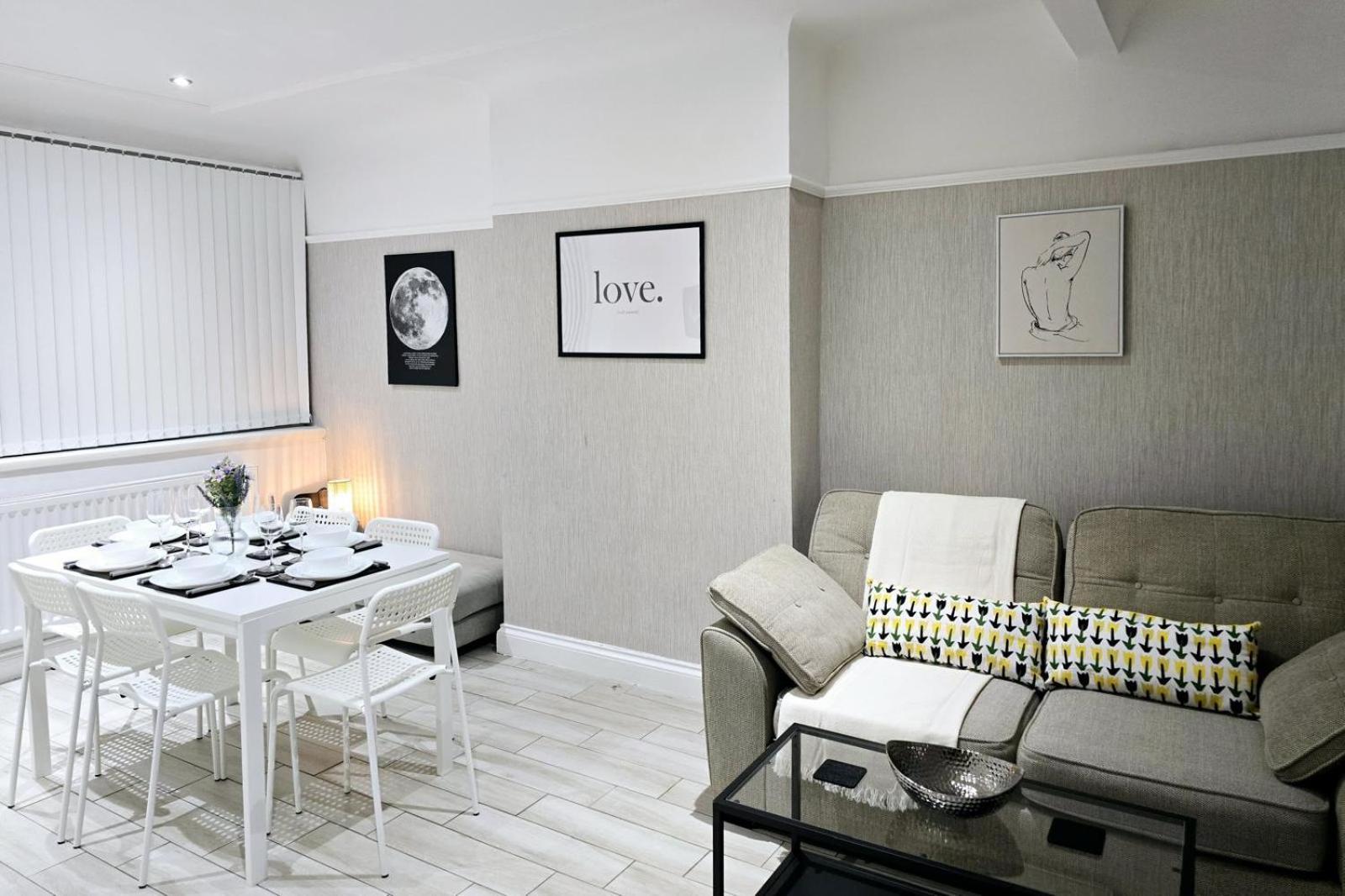 Modern 3 Bedroom Holiday home Liverpool