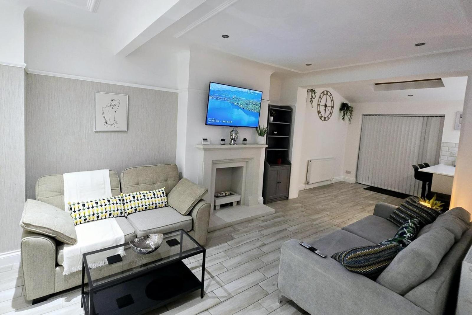 Modern 3 Bedroom Holiday home Liverpool