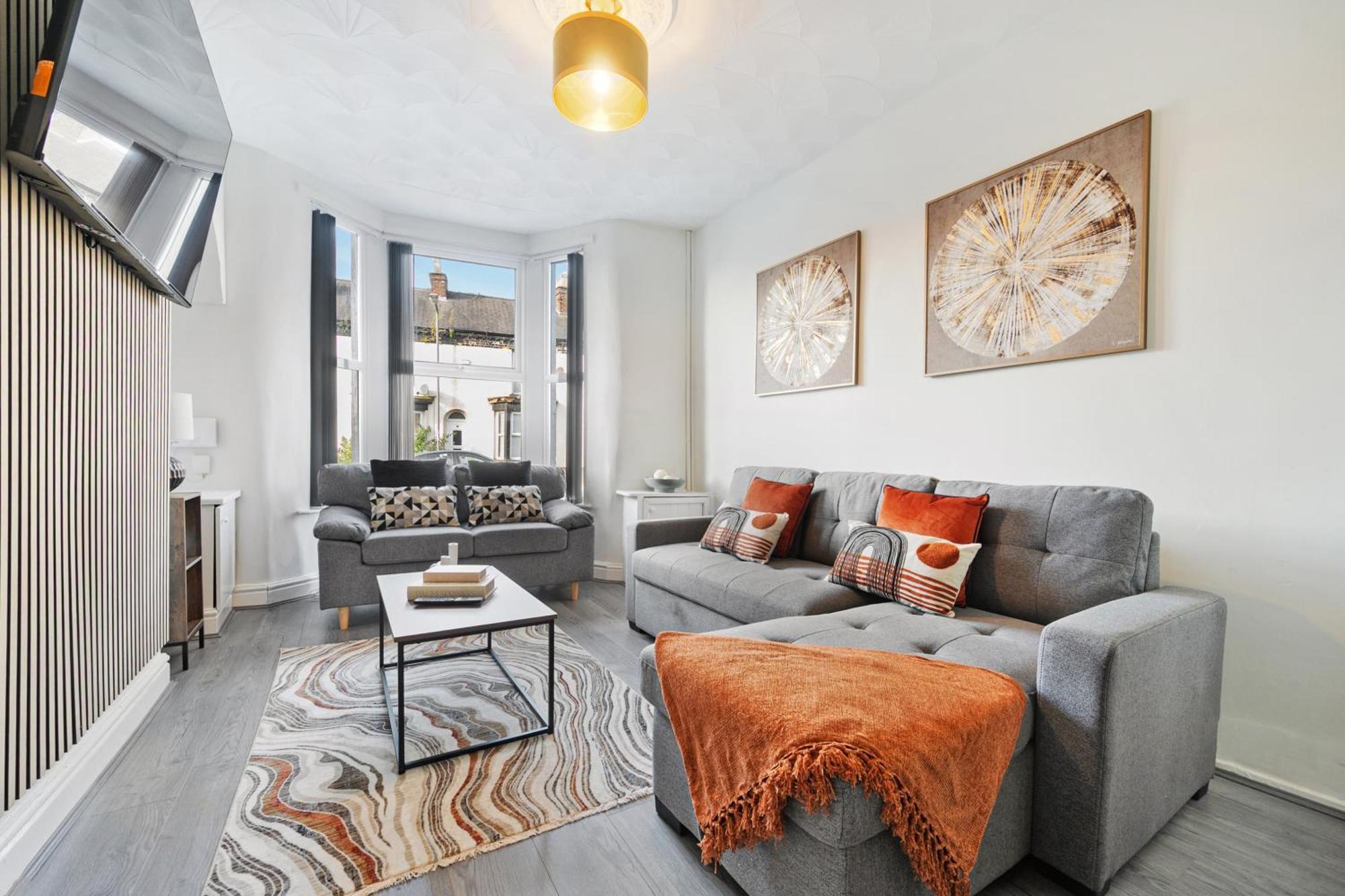 Miranda House - Air Host & - Sleeps 7 Apartment Liverpool