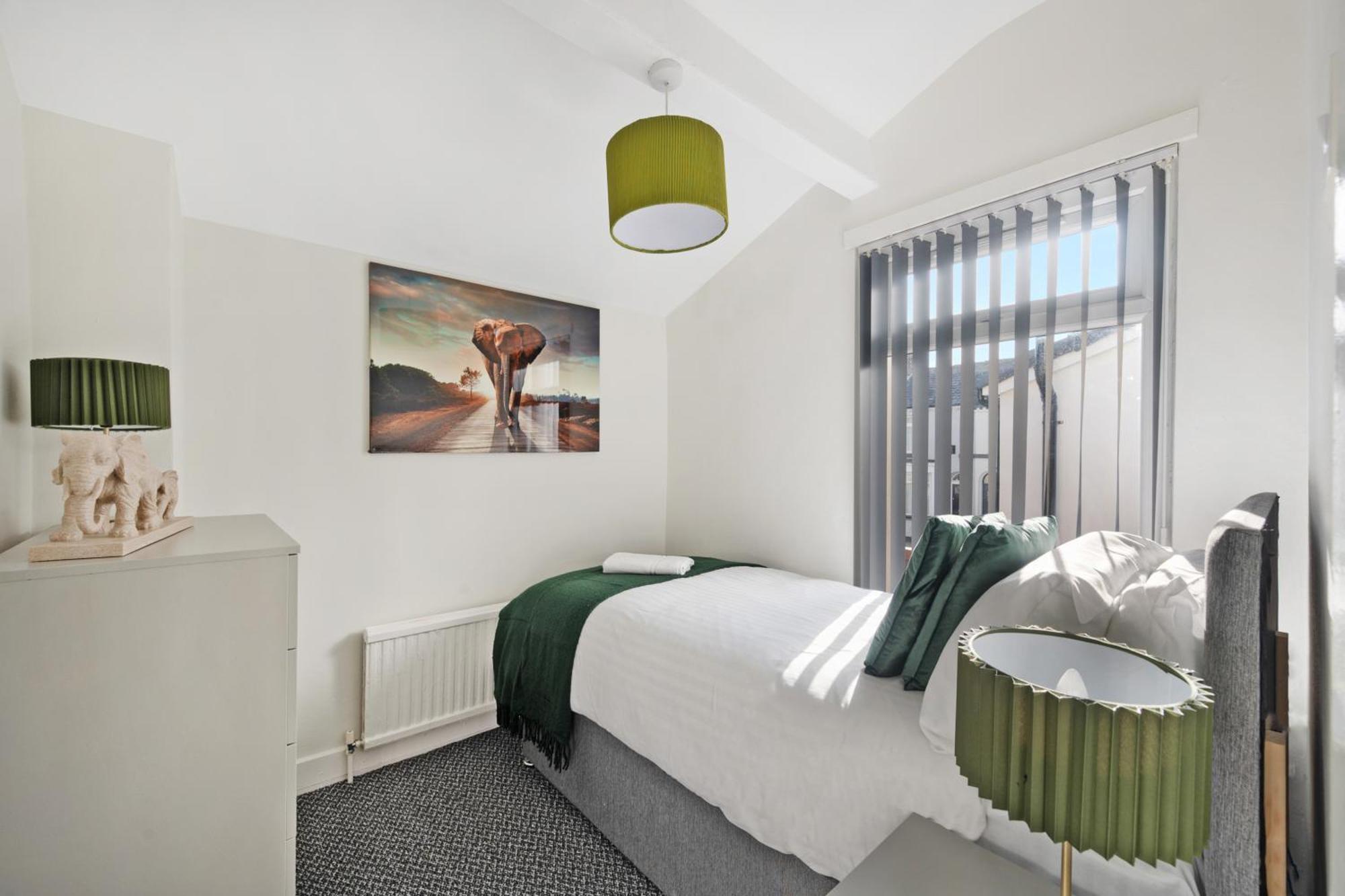 Miranda House - Air Host & - Sleeps 7 * Liverpool