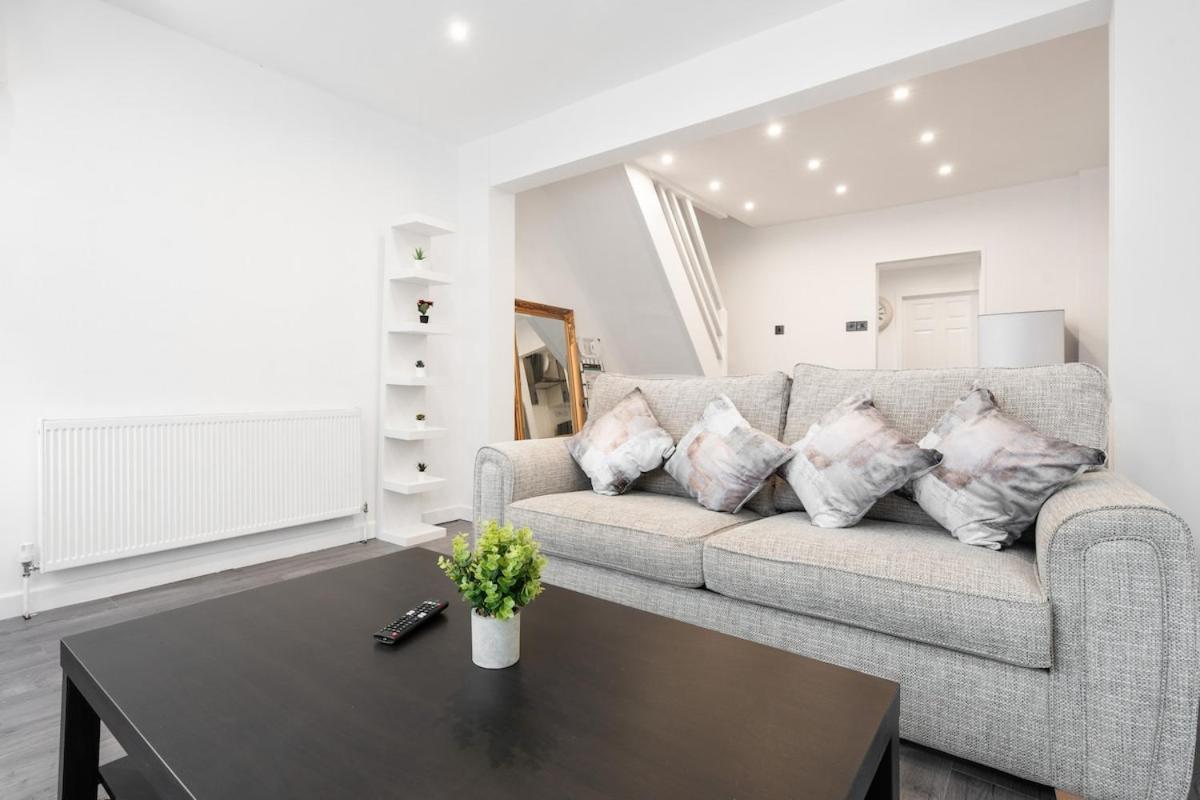 Beautiful House - Free Parking - 5 Mins To Centre Holiday home *