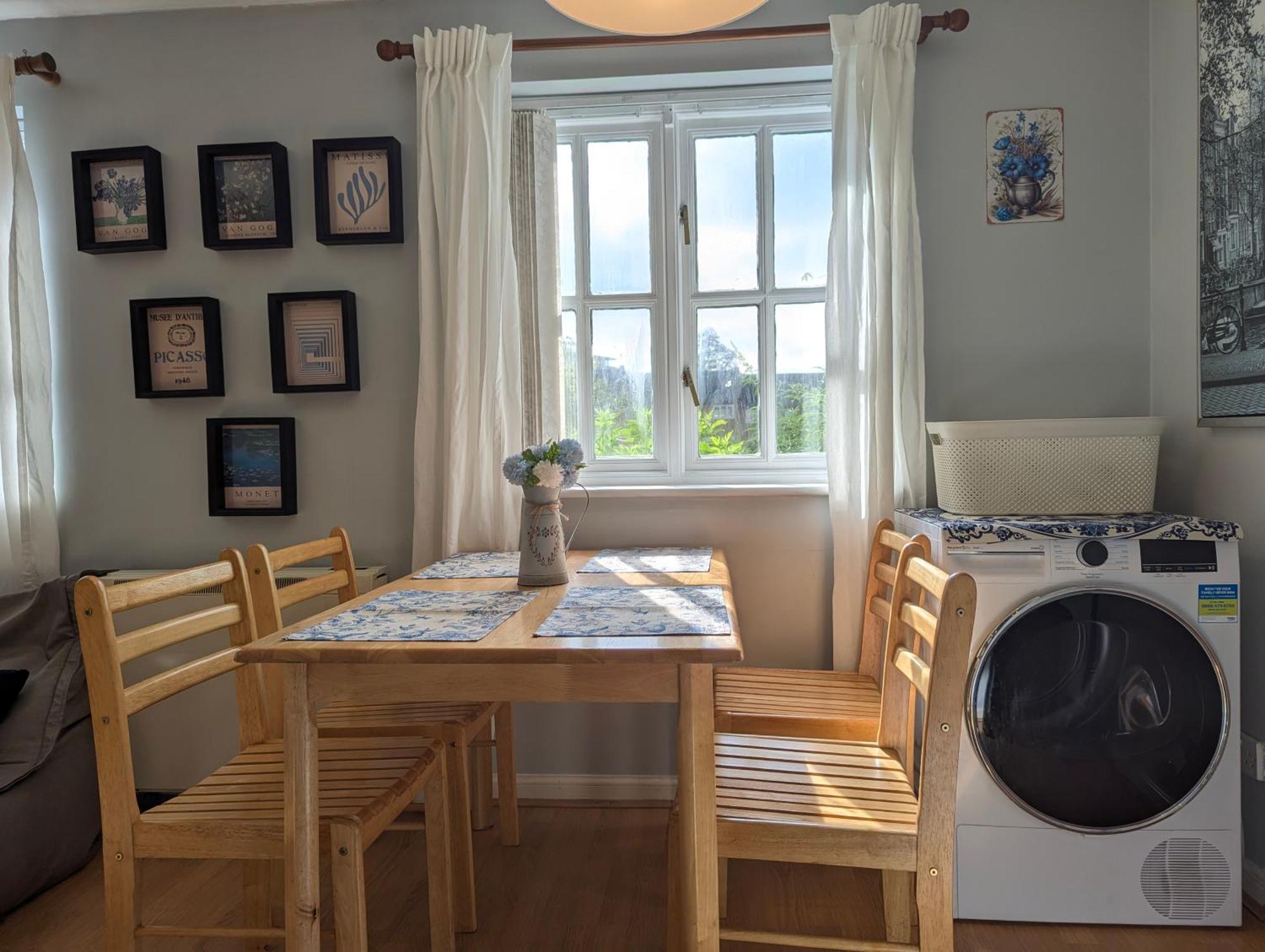 Vintage 2-bed Centre Gem Free Parking *