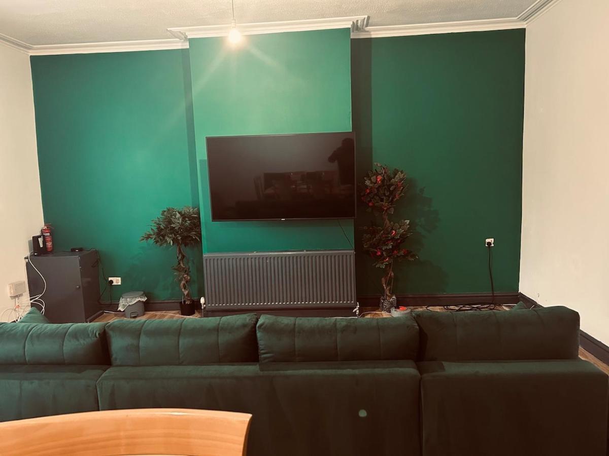 Cozy Large Sized 4 Bedroom Flat Liverpool