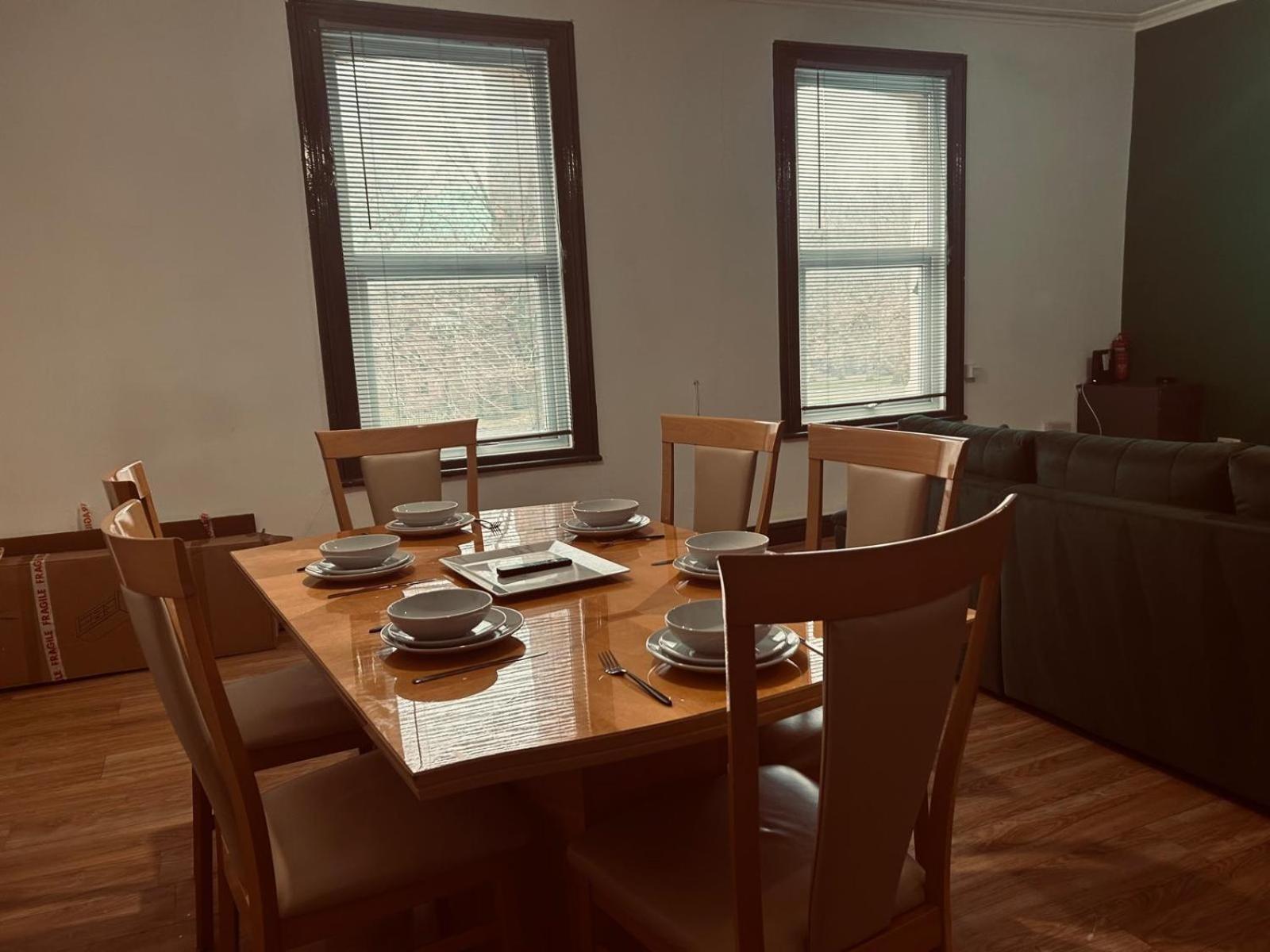 Cozy Large Sized 4 Bedroom Flat Apartment *