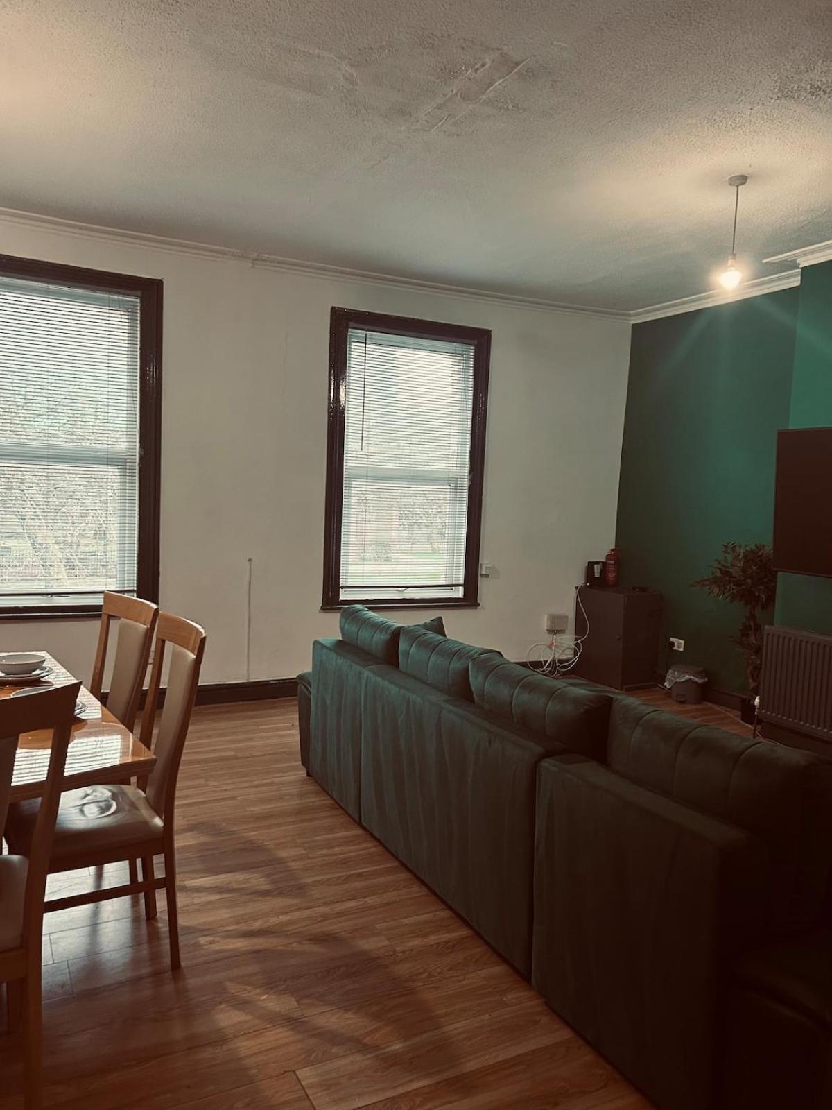 Cozy Large Sized 4 Bedroom Flat *