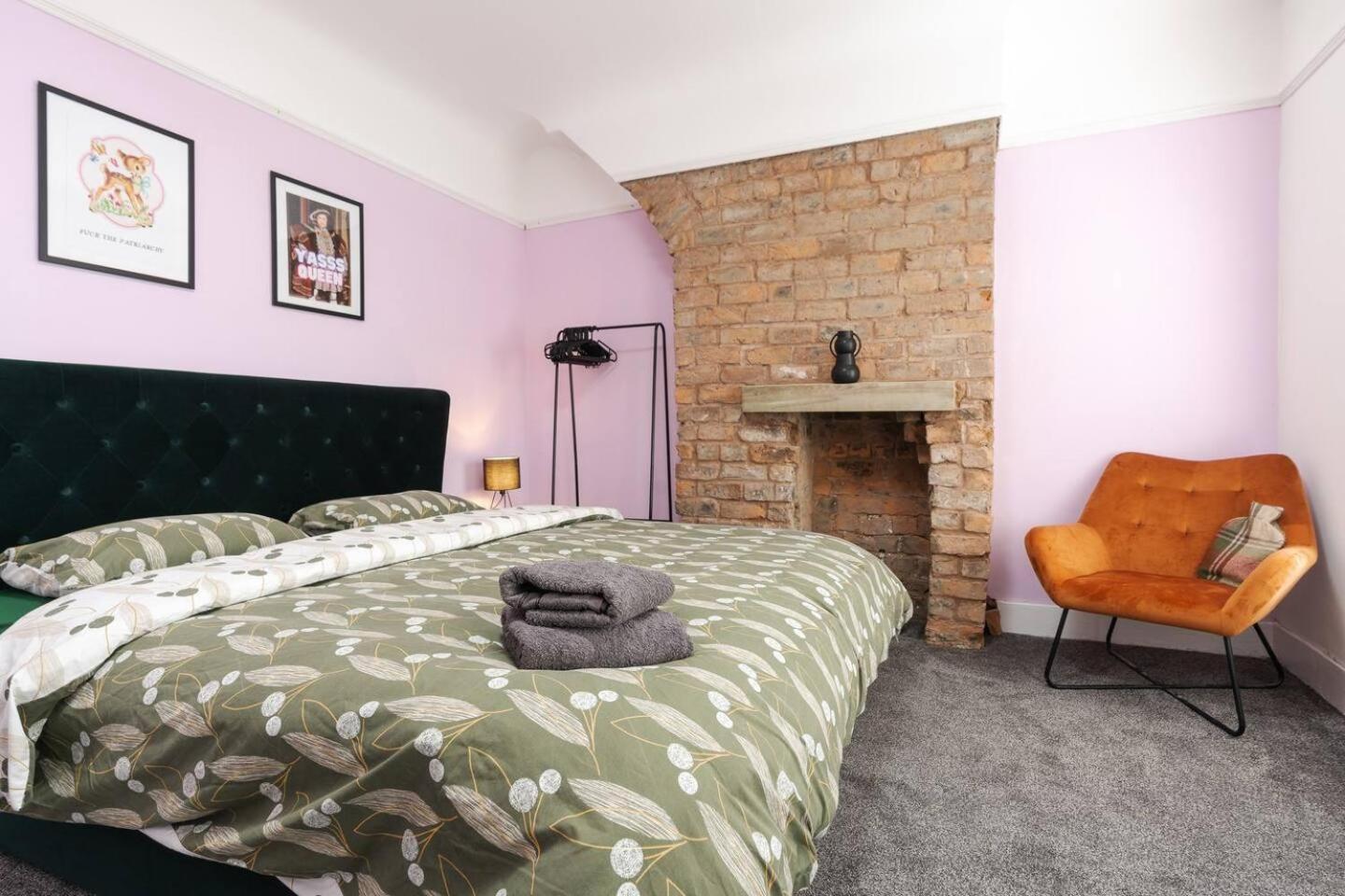 Sefton Park 2 Desks Wm Dining Parking Holiday home