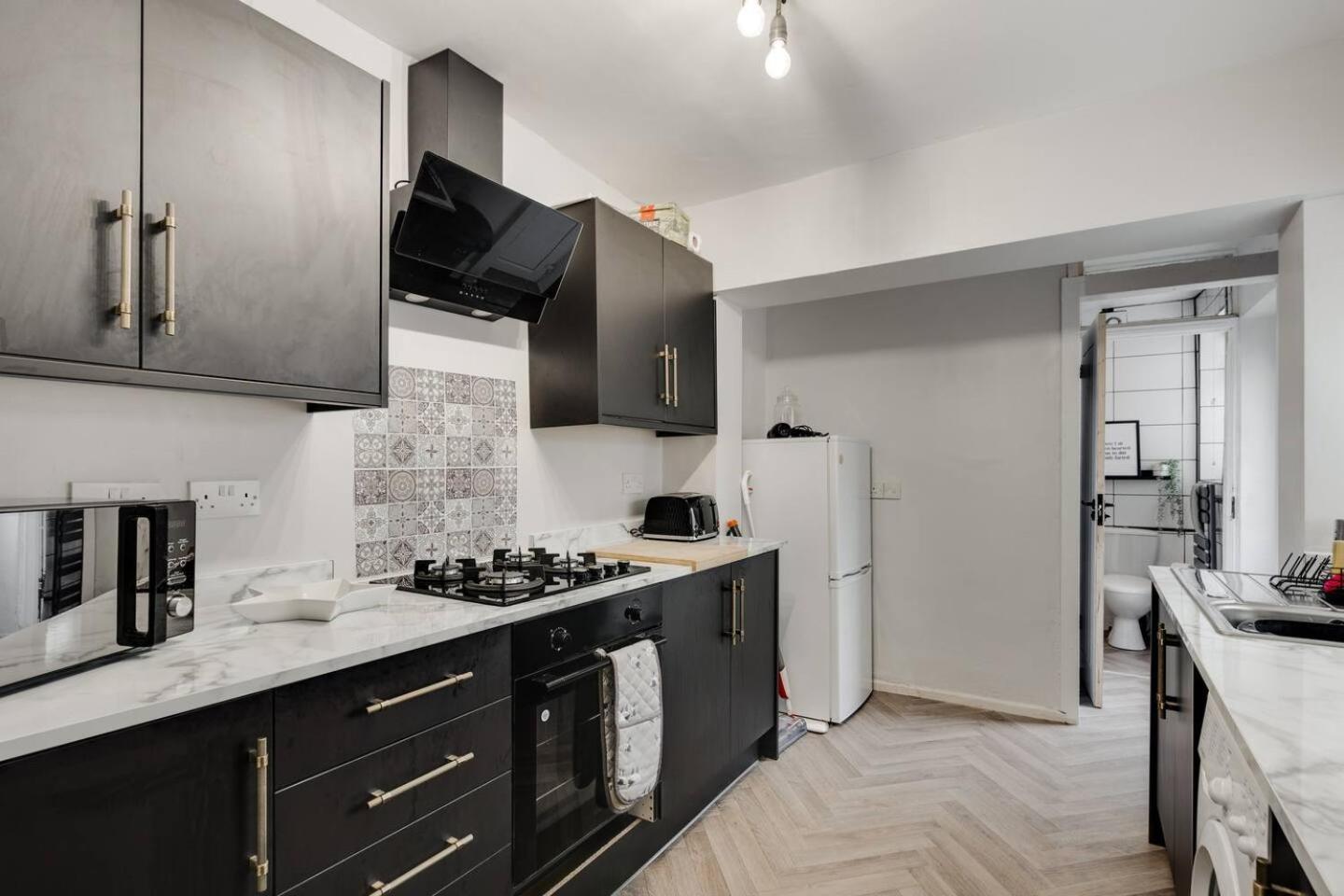 Sefton Park 2 Desks Wm Dining Parking Holiday home Liverpool
