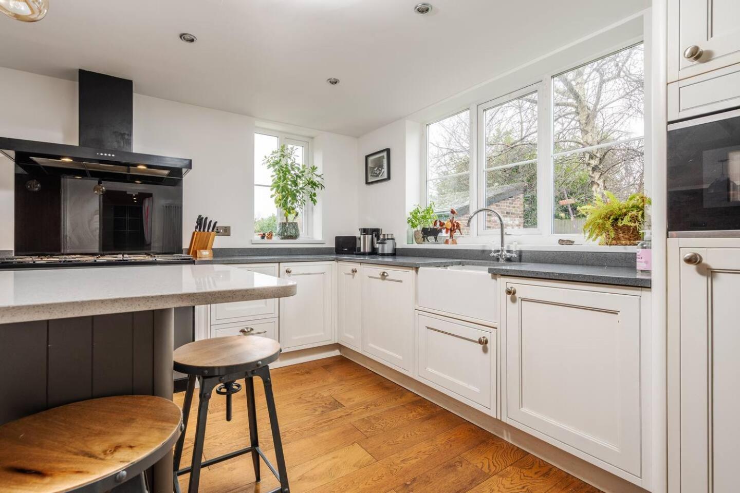 Historic Retreat With Large Garden Free Parking *