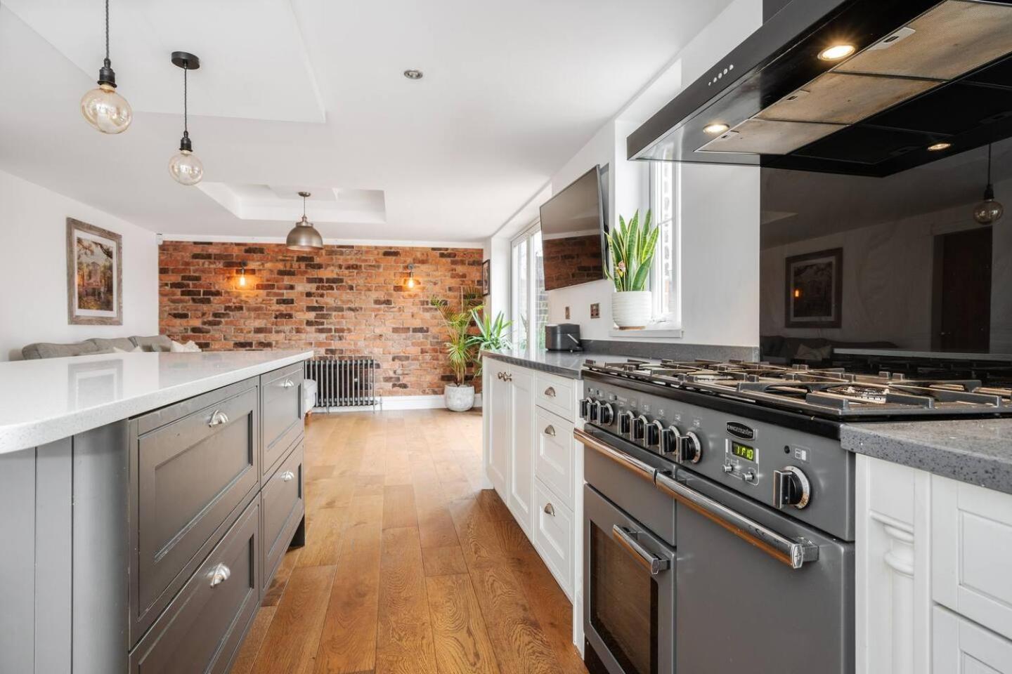 Historic Retreat With Large Garden Free Parking Liverpool