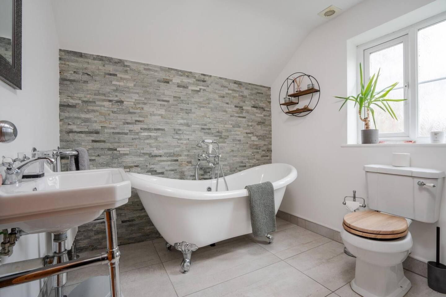 Farm stay Historic Retreat With Large Garden Free Parking Liverpool