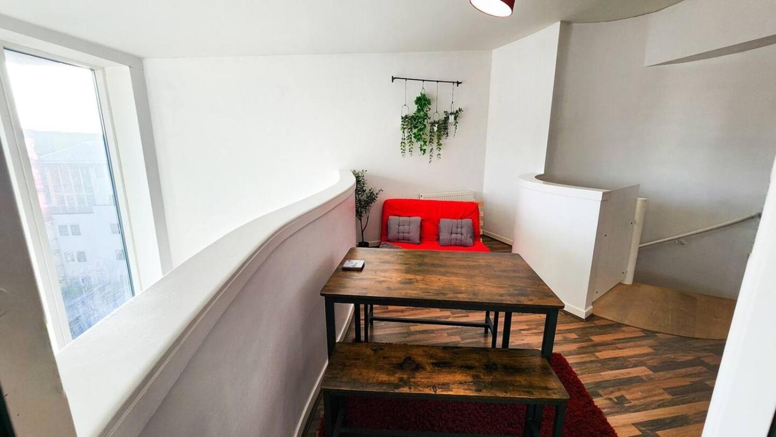 Luxury Penthouse Near M & S Arena Free Parking Apartment *
