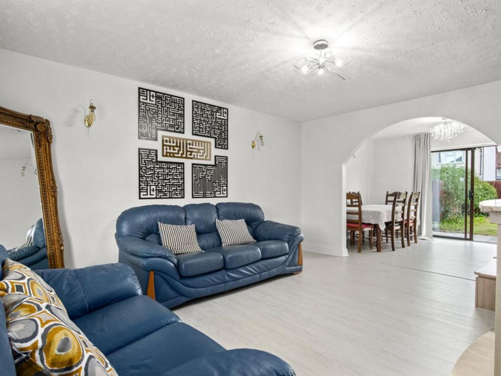 Spacious 3 Bedroom In Aintree Apartment *