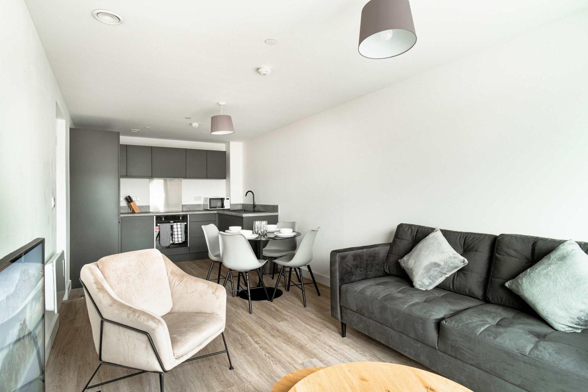 Spacious & Bright 2 Bed In Apartment
